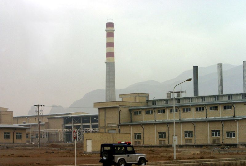 FOTO DE ARCHIVO. Un coche de seguridad pasa frente a la instalación nuclear de Natanz, a 300 km al sur de Teherán, Irán. 20 de noviembre de 2004
