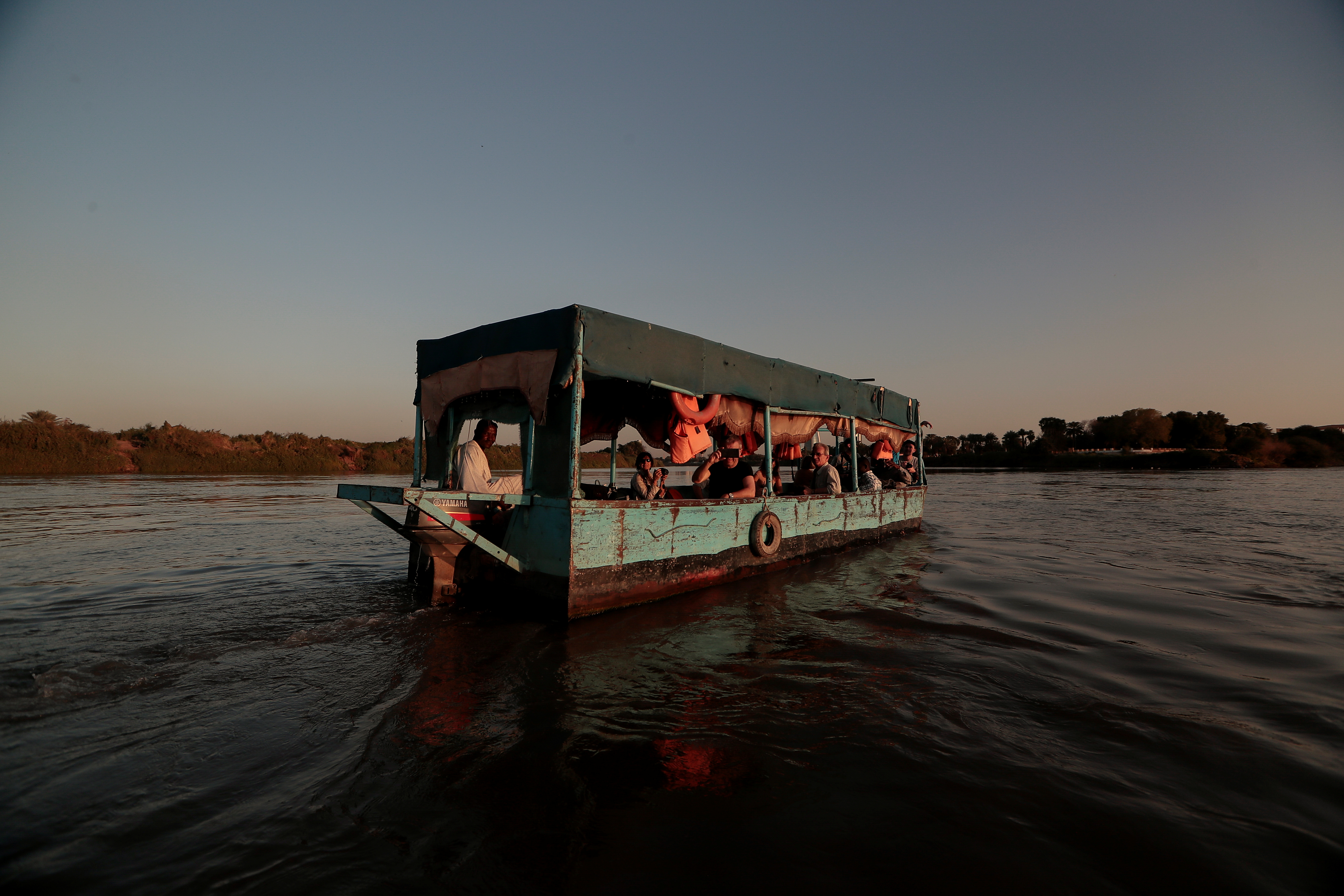 Turistas navegan a través de la convergencia entre el río Nilo Blanco y el río Nilo Azul en Jartum, Sudán, el 15 de febrero de 2020 (REUTERS/Zohra Bensemra)