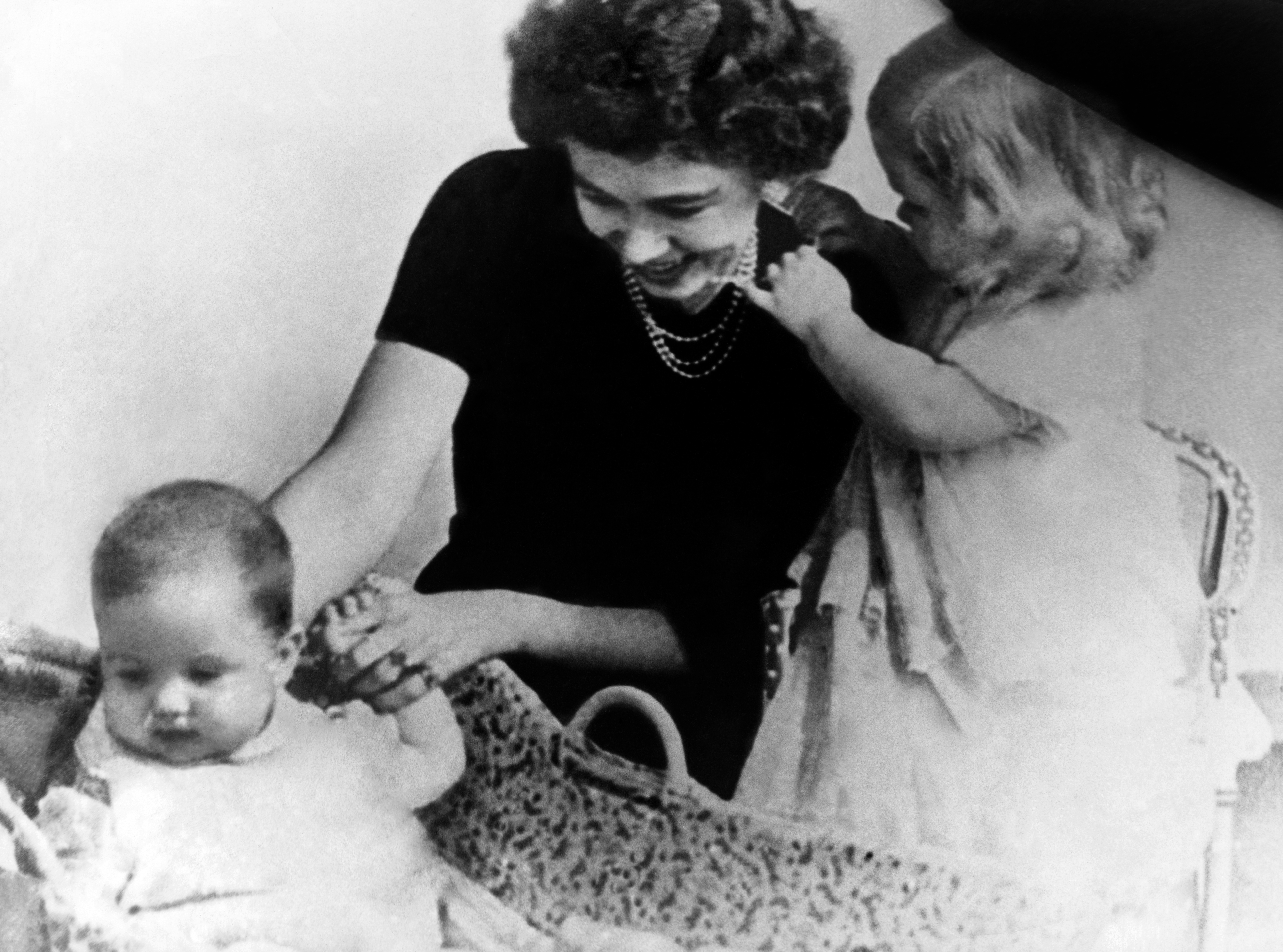 La reina Federica de Grecia con sus hijos, la princesa Sofía (d), de dos años de edad, y el príncipe heredero Constantino en la cuna, en una foto de 1940. EFE/Foto Fiel/Archivo
