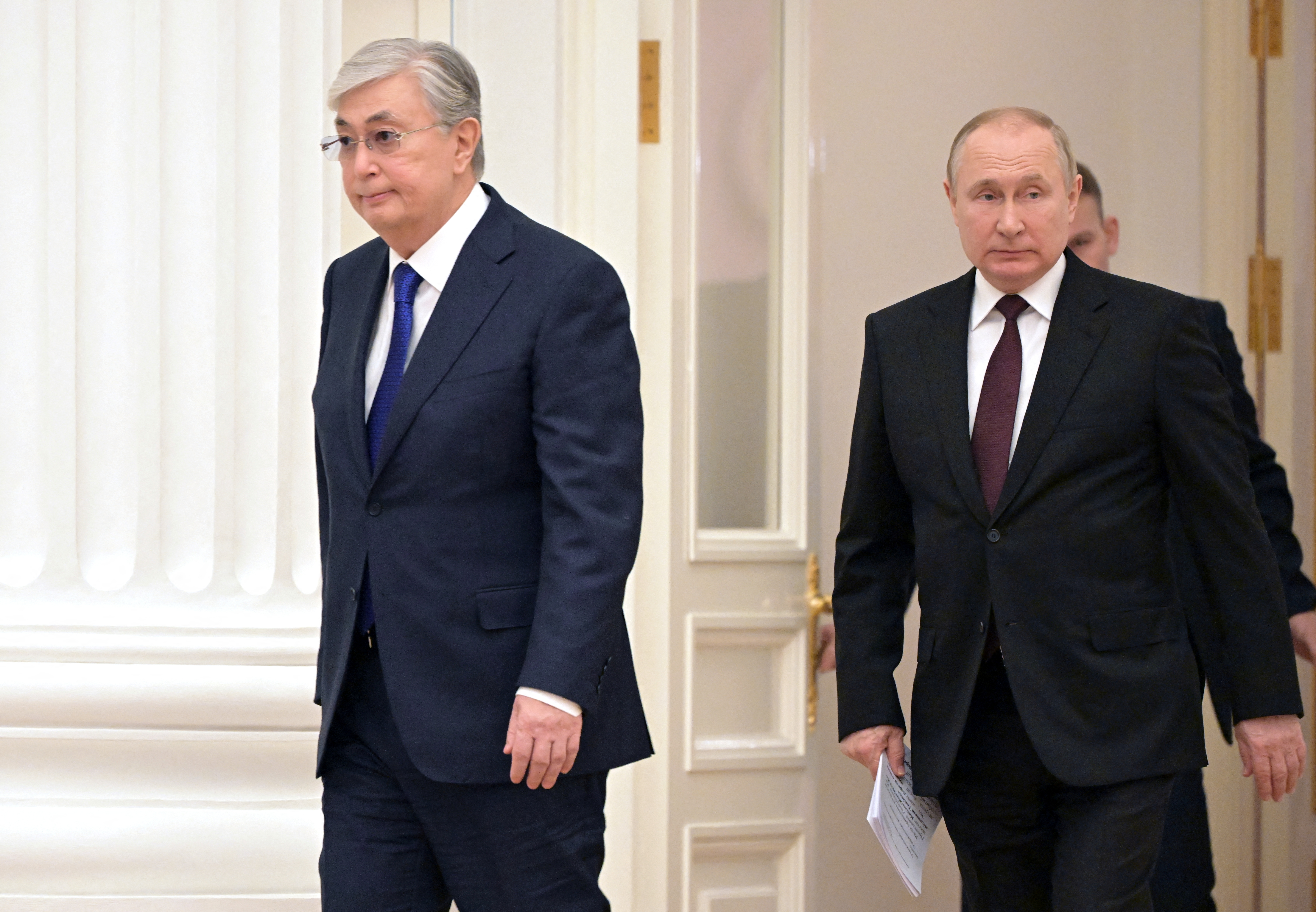 El presidente kazajo, Kassym-Jomart Tokayev junto a Vladimir Putin en Moscú en febrero, poco después de la invasión rusa a Ucrania. Sputnik/Sergey Guneev/Kremlin via REUTERS .