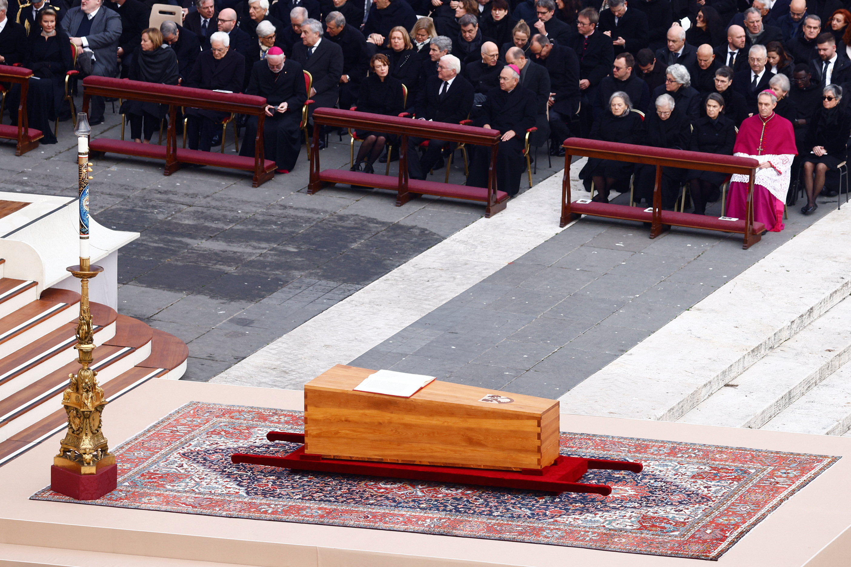 Sarg des emeritierten Papstes Benedikt XVI.  (Reuters)