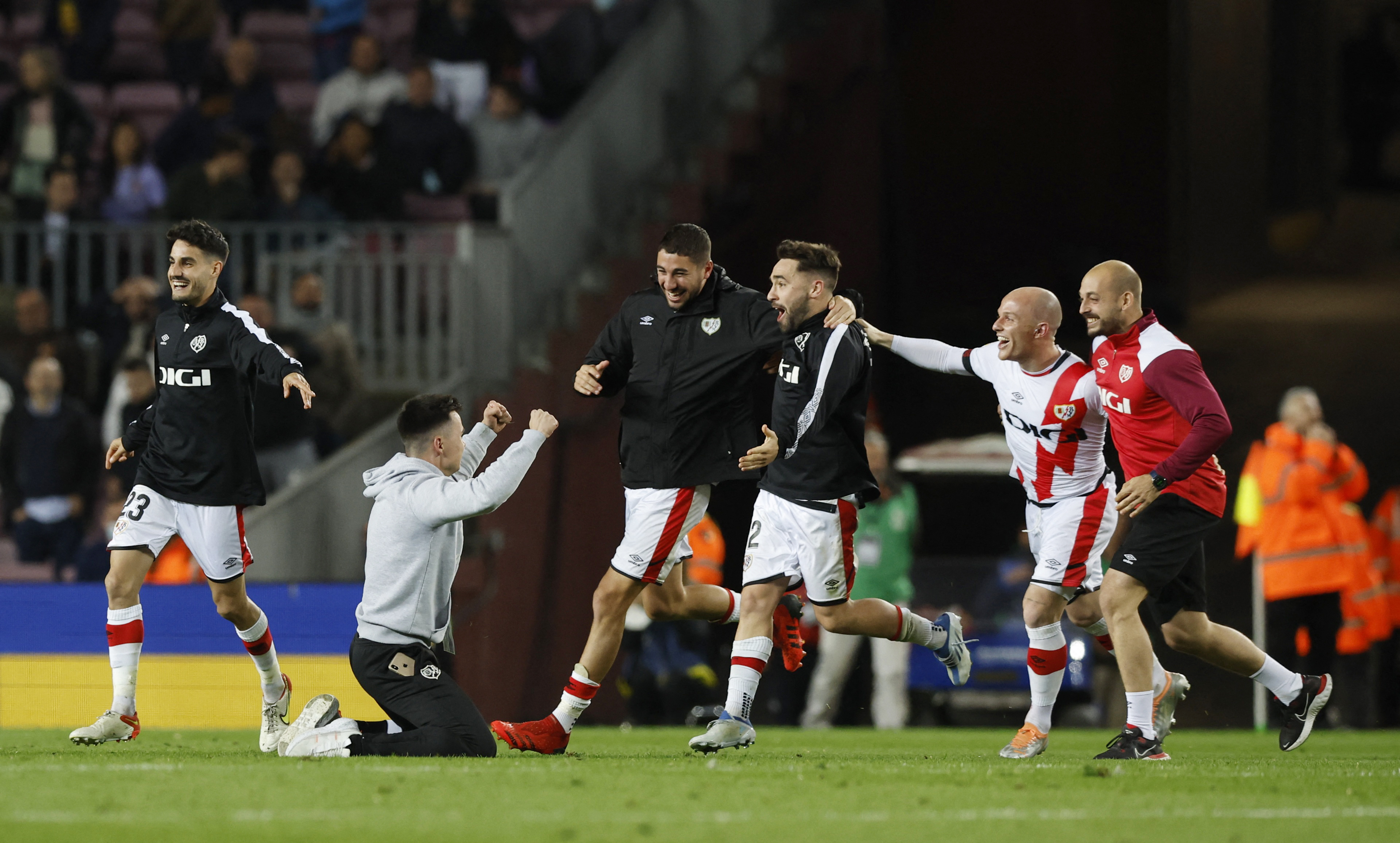 La emoción de los futbolistas del Rayo Vallecano por la victoria en el Camp Nou (Foto: Reuters)