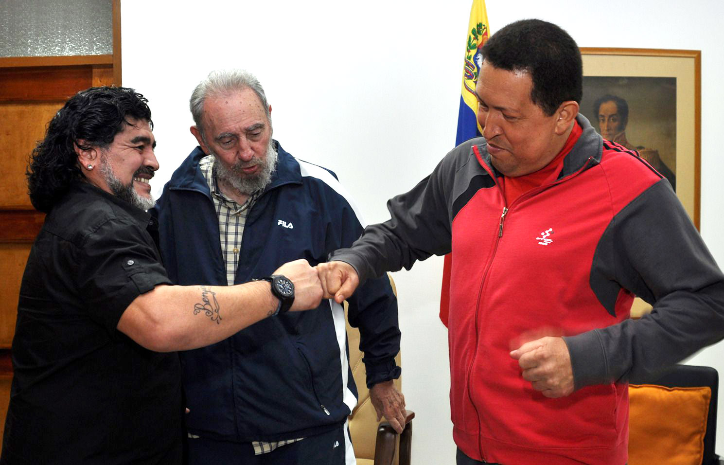 Diego Maradona junto a Fidel Castro y Hugo Chávez el 23 de julio de 2011 (Shutterstock)