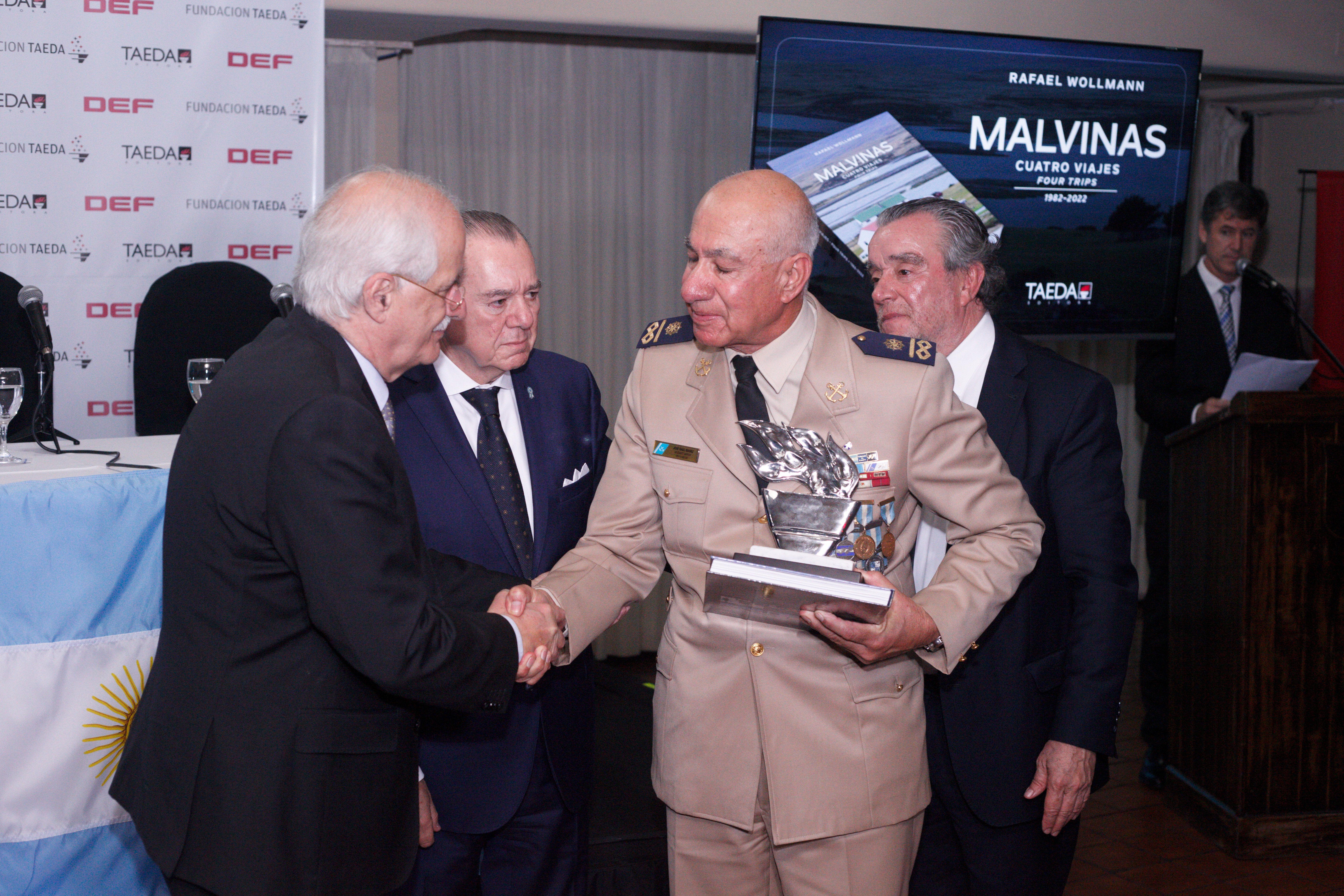 Raúl Ibañez, mayor VGM de la Prefectura Naval Argentina, que derribó un Sea Harrier desde la cubierta del Guardacostas Río Iguazú en Malvinas saluda al ministro de Defensa Jorge Taiana (Roberto Almeida)