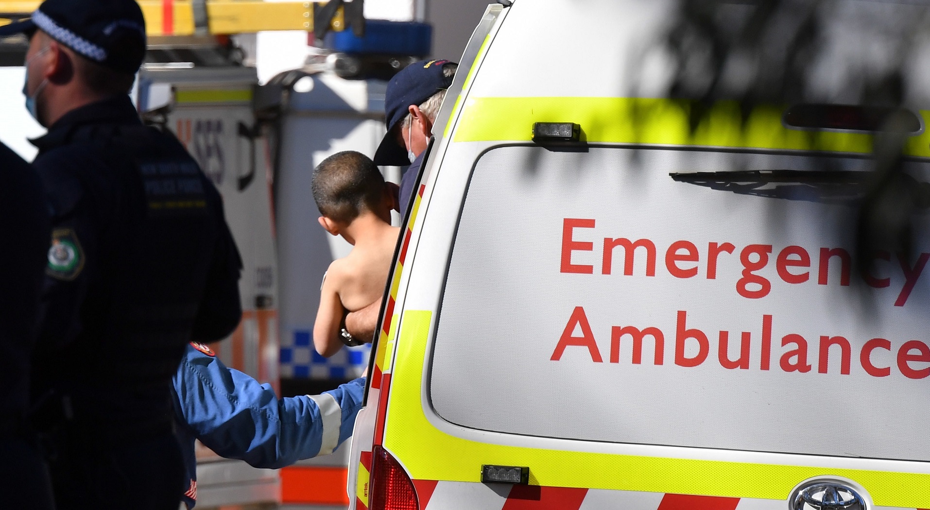 El menor es conducido a una ambulancia (EFE)