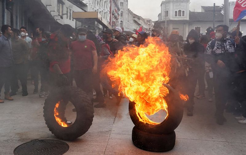 Neumáticos son incendiados mientras indígenas protestan contra las políticas económicas y ambientales del presidente de Ecuador, Guillermo Lasso, en Quito, Ecuador