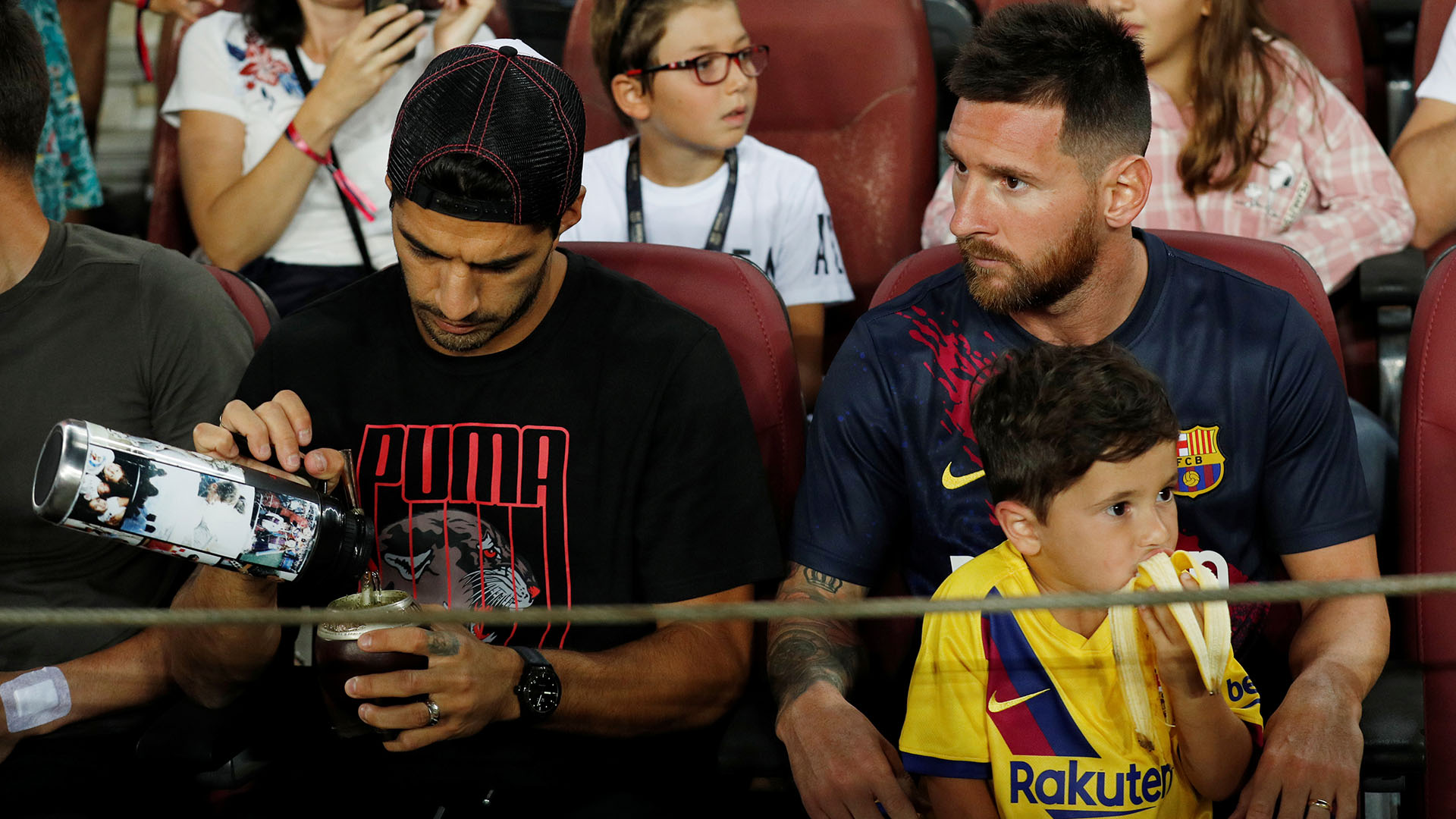 Los mensajes de Carles Puyol, Luis Suárez y Arturo Vidal tras la decisión de Lionel Messi
