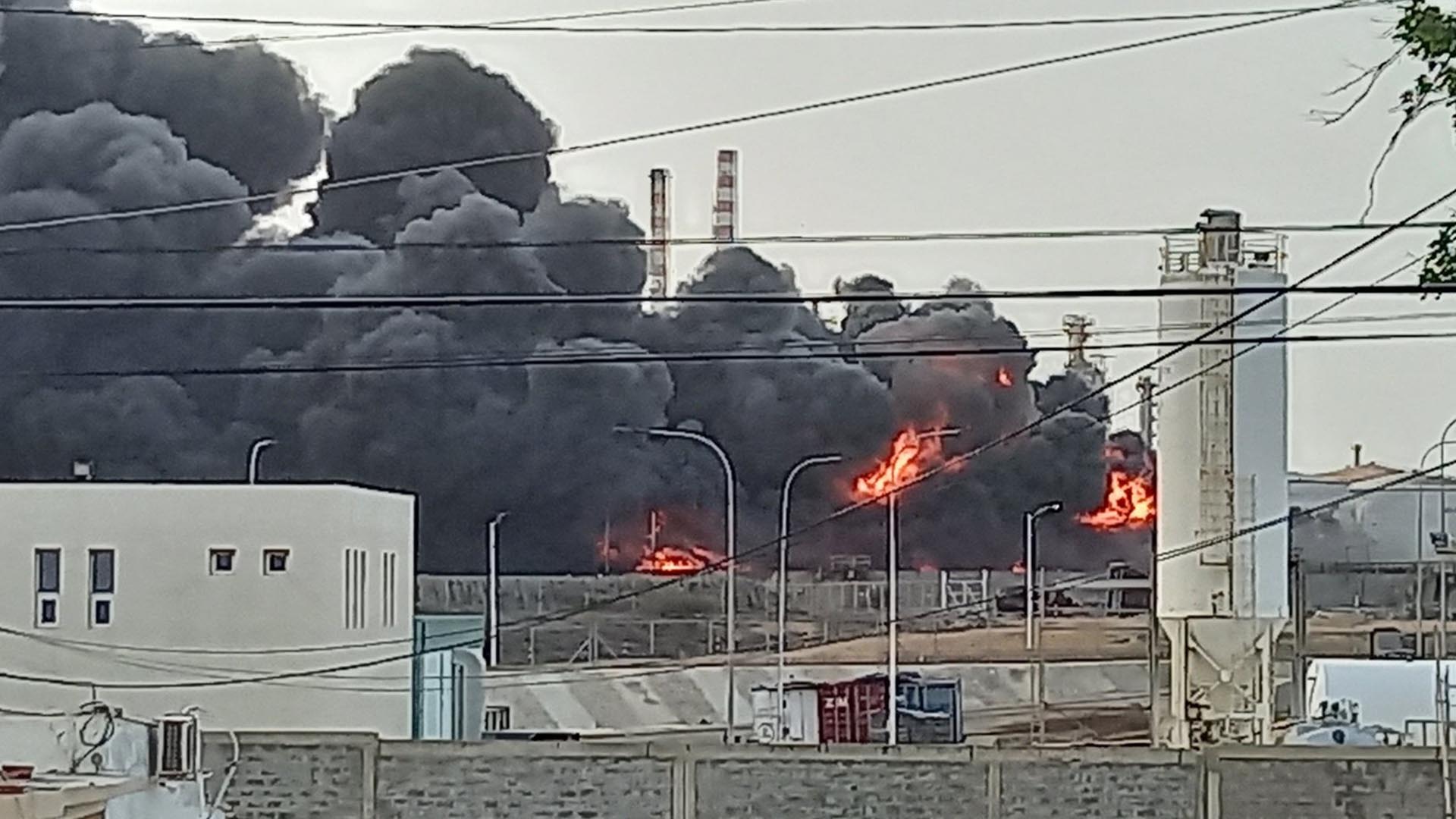 El incendio se produjo en el complejo Paraguaná, en el estado Falcón (@anayop)