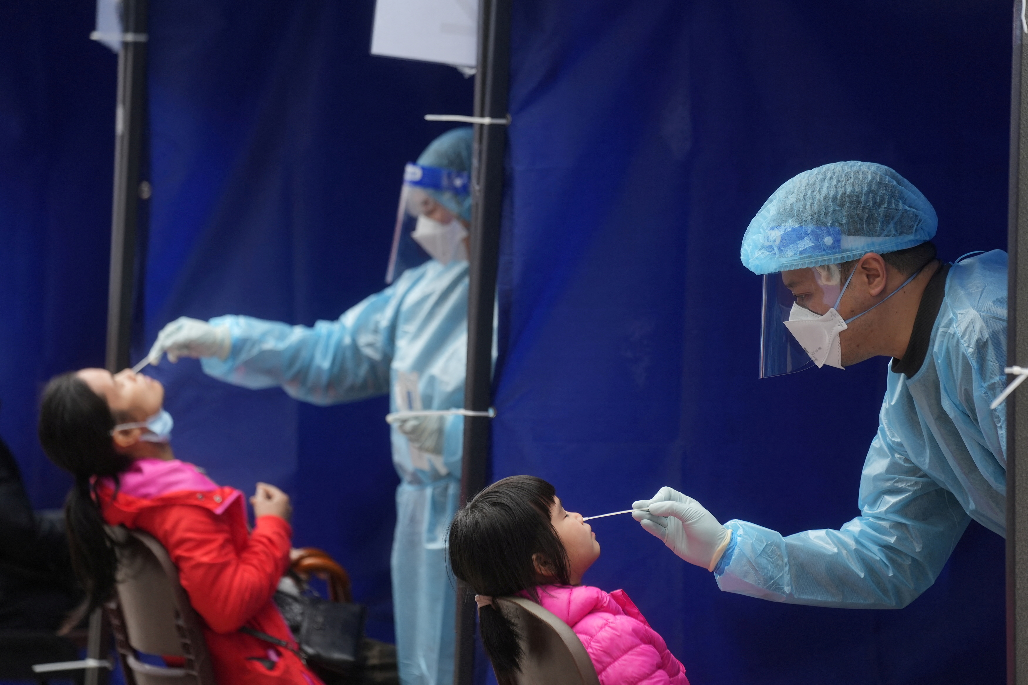 "En la semana del 3 de marzo, Hong Kong tuvo el número más alto de muertes por millón de habitantes del planeta. La razón de esa alta mortalidad es la baja vacunación de las personas mayores de 50 años. Ese caso nos demuestra que la gravedad de la enfermedad en el huésped puede ser disminuida por la vacunación” (REUTERS)