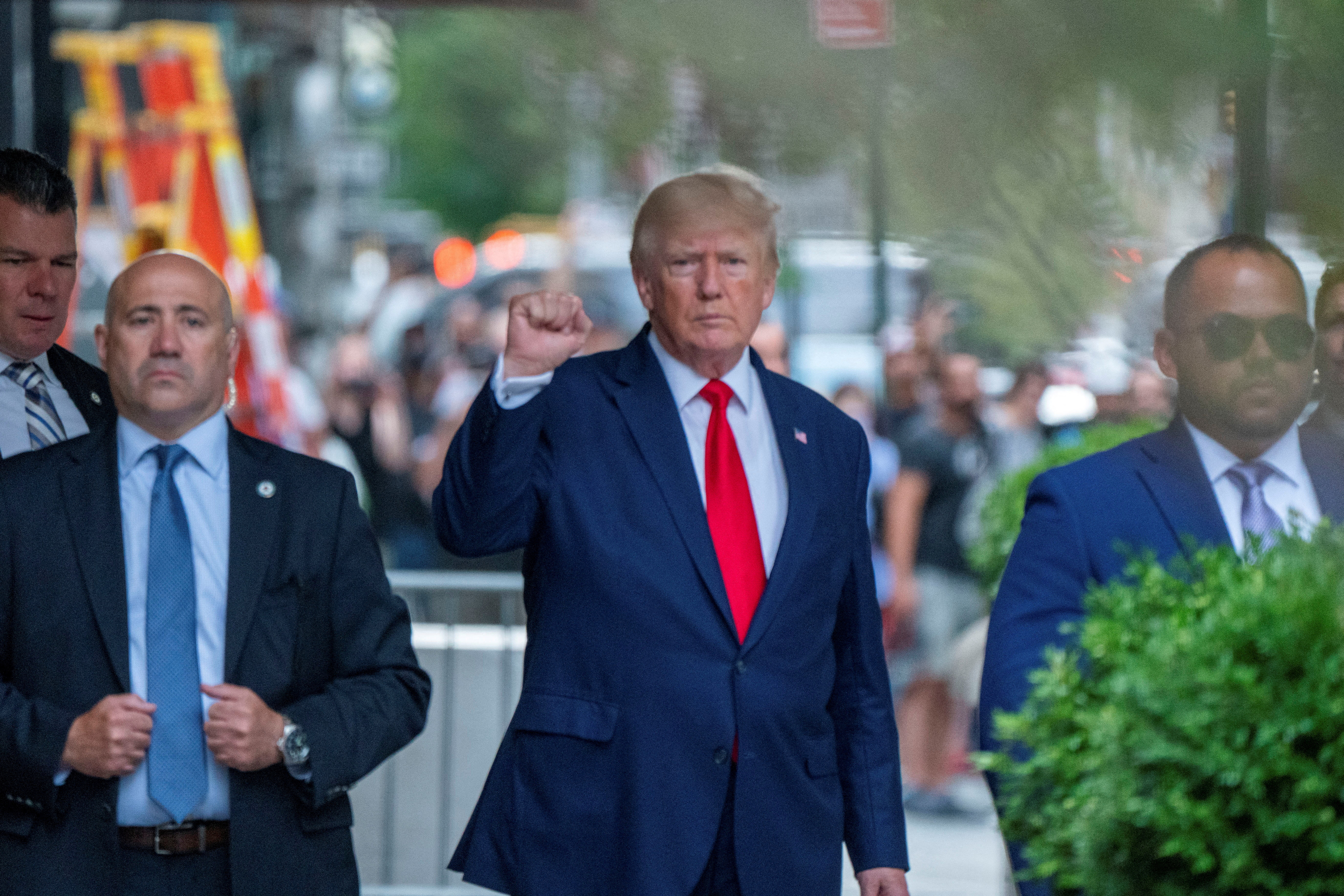 Trump insiste, a pesar de las pruebas presentadas por la Policía Federal, en que ha cooperado plenamente con los funcionarios del gobierno. Además pide al partido republicano que lo apoye en lo que calificó como una “cacería de brujas con motivaciones políticas destinada a dañar sus aspiración de reelección”.