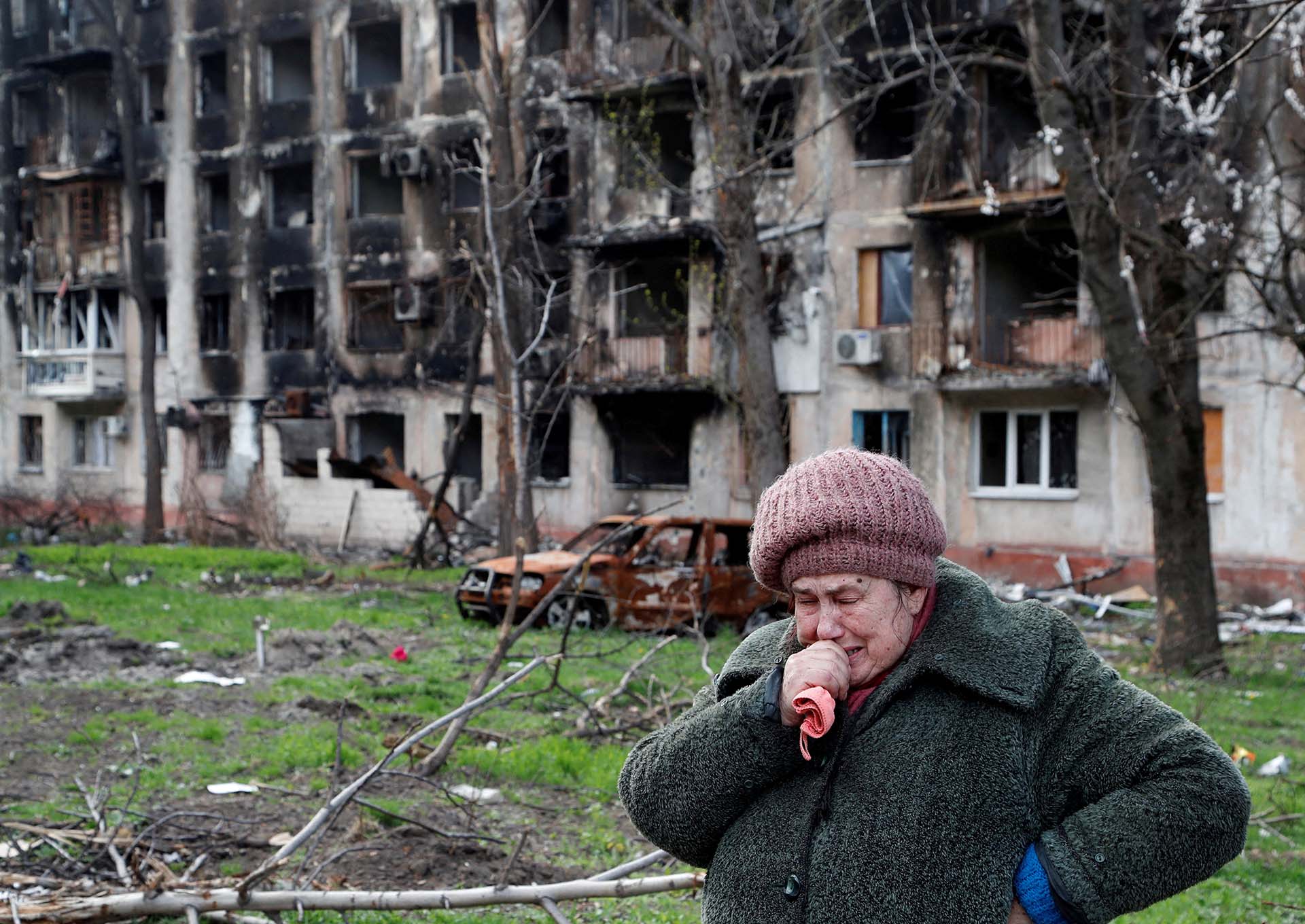 Tamara, de 71 años, residente de Mariupol, llora frente a un edificio de departamentos destruido por las bombas rusas (REUTERS/Alexander Ermochenko)