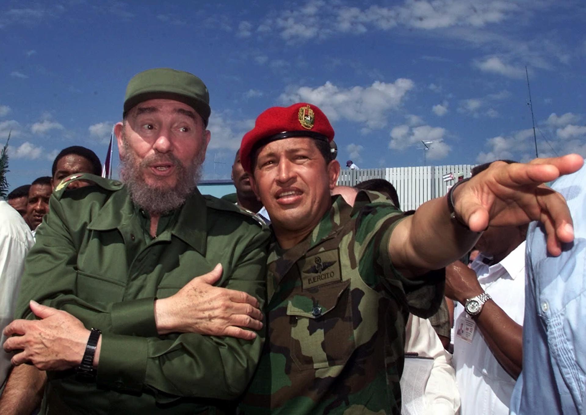 “Pocas veces en la historia se ha visto una identificación personal y una compenetración tan profunda como la de Hugo Chávez con Fidel Castro”, subrayó el autor de "La invasión consentida". (AP)