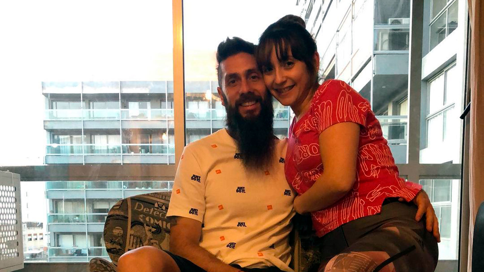 La imagen del jugador de Instituto junto a su esposa Pamela Andrada (@parnisari_eze)