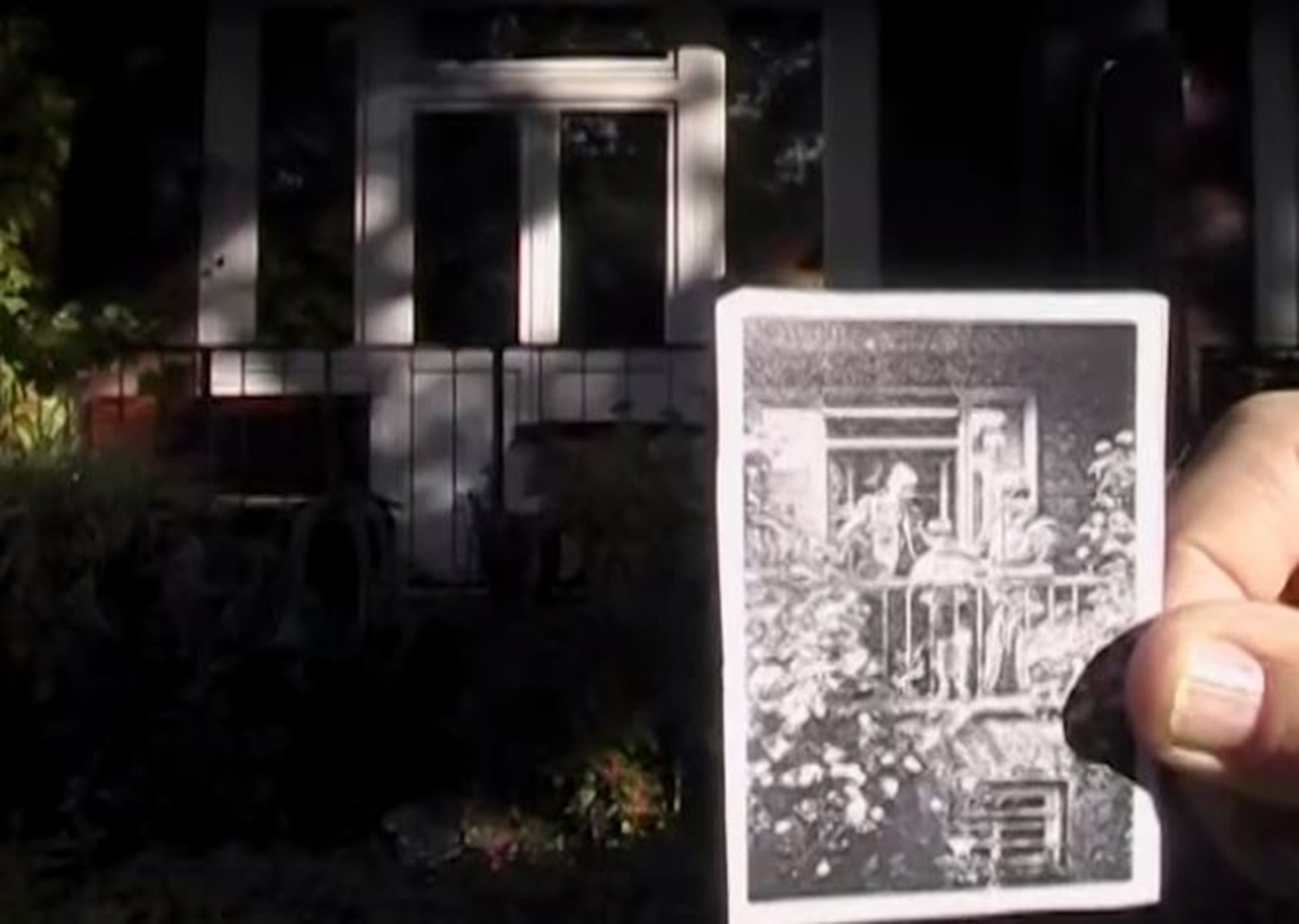 Una captura del documental Tongshan Road 818: Pedro muestra una foto de la casa de su abuela y cómo es ahora en Hamburgo
