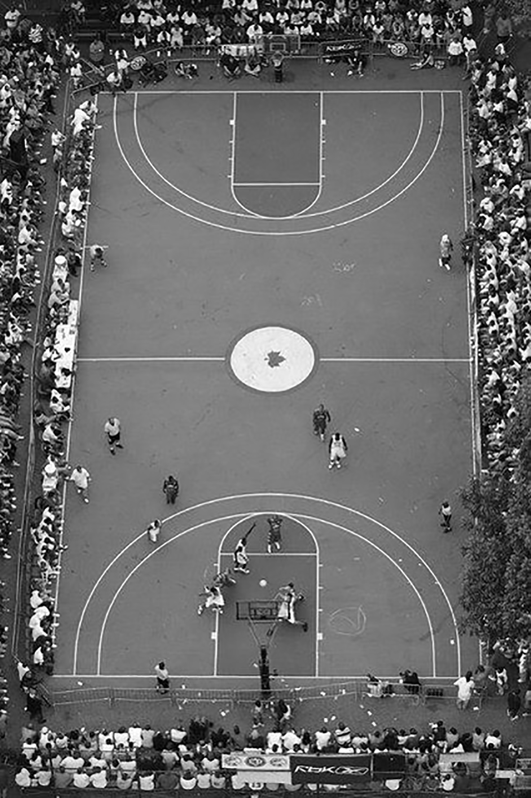 Foto aérea de Rucker Park con miles de personas listas para ver a Hammond 