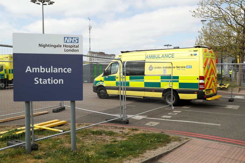 Una ambulancia llega al NHS Nightingale Hospital de Londres mientras continúa la propagación del coronavirus (Reuters)
