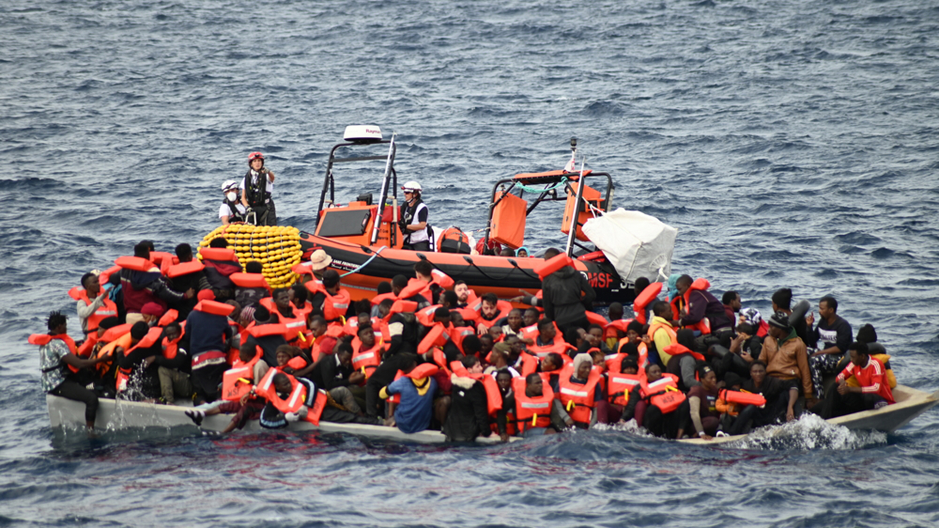 Esta foto fue tomada el 16 de noviembre de 2021 durante el rescate por el equipo que comanda Gil de 99 personas cerca de las costas de Libia: cuando bajaron los sobrevivientes descubrieron diez muertos en el suelo del bote