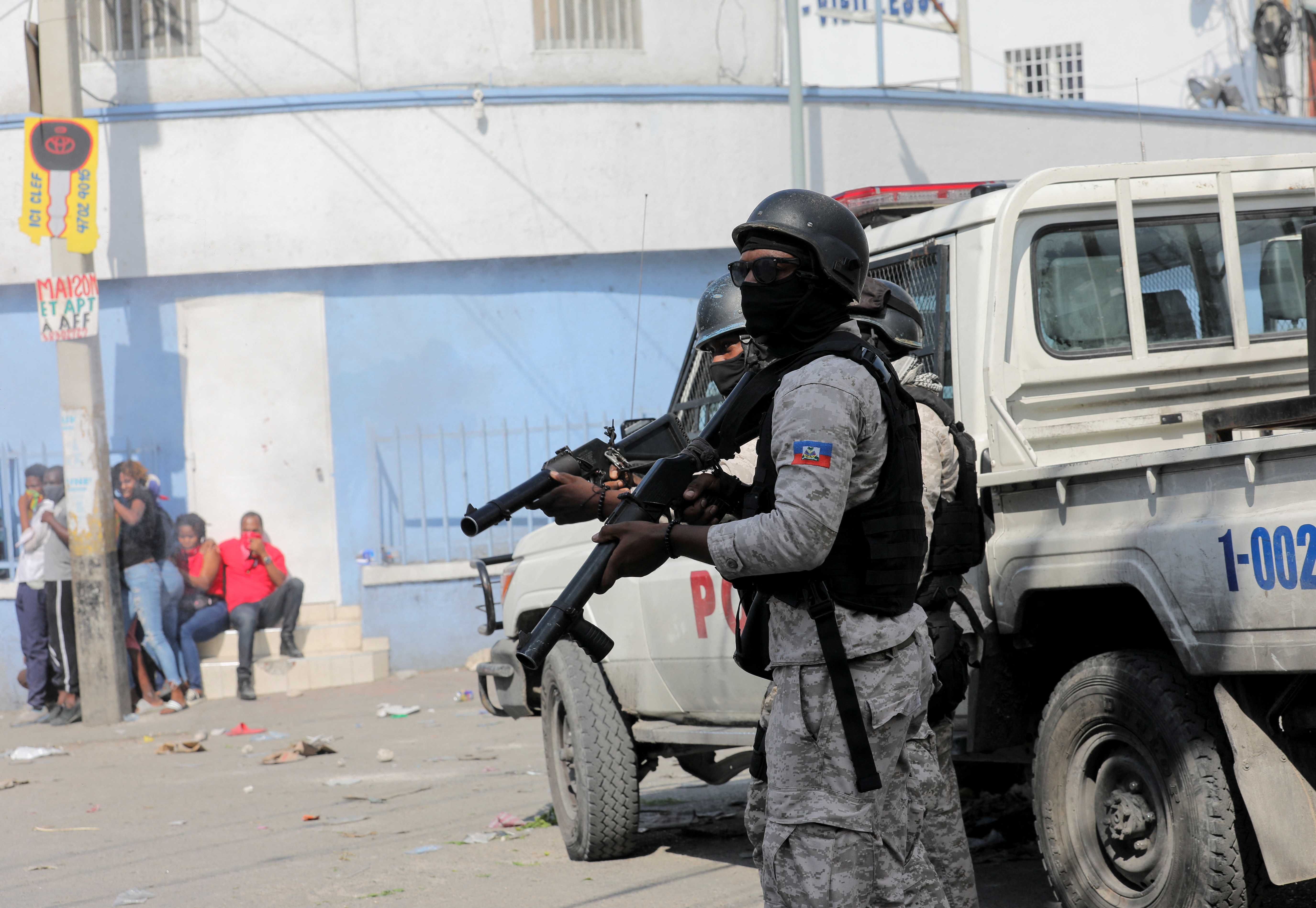 La policía bloquea una calle durante una protesta contra el gobierno y el aumento de los precios del combustible, en Puerto Príncipe, Haití, el 3 de octubre de 2022 (REUTERS/Ralph Tedy Erol)