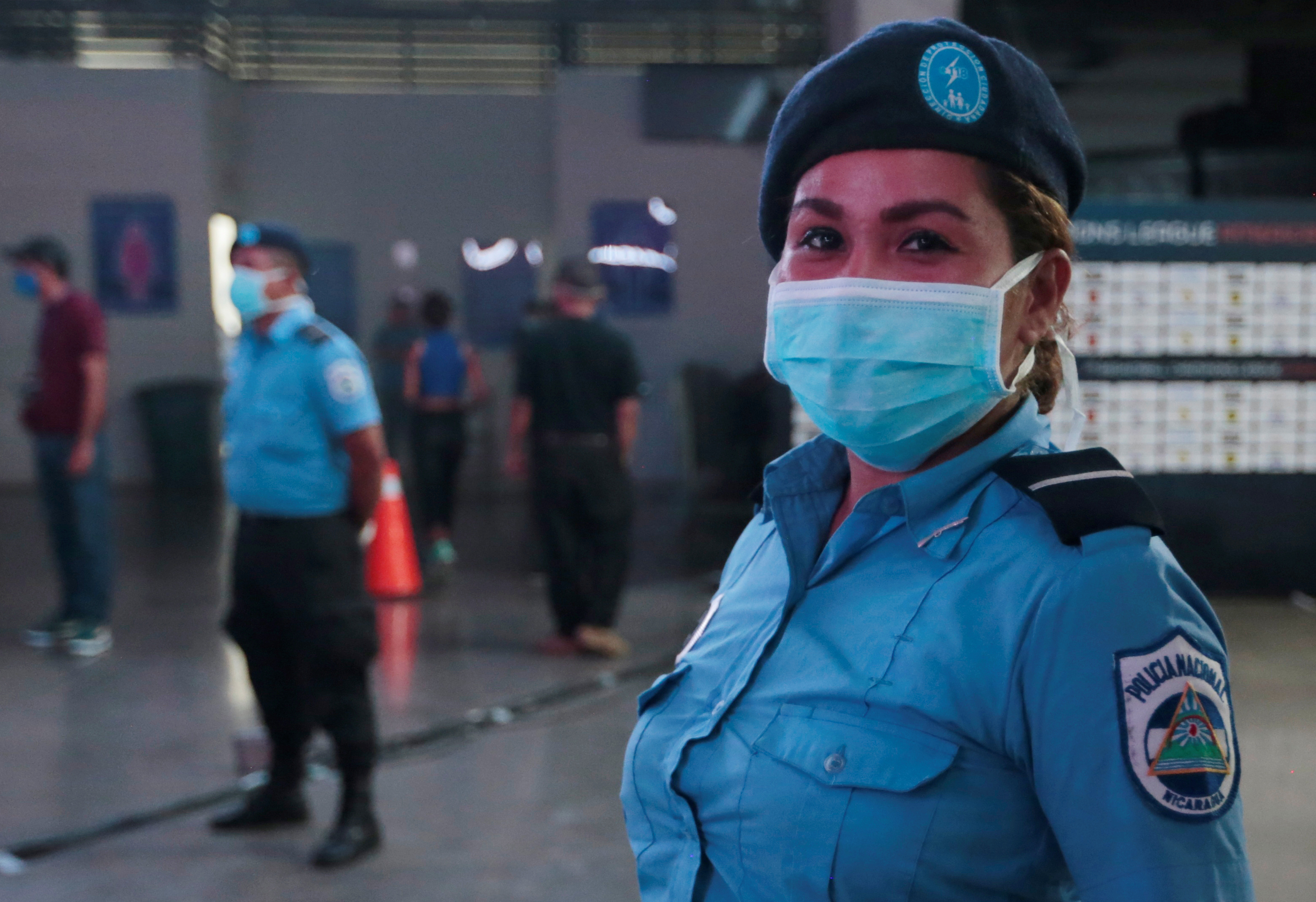 El personal policial acudió al recinto con barbijos-  REUTERS/Oswaldo Rivas