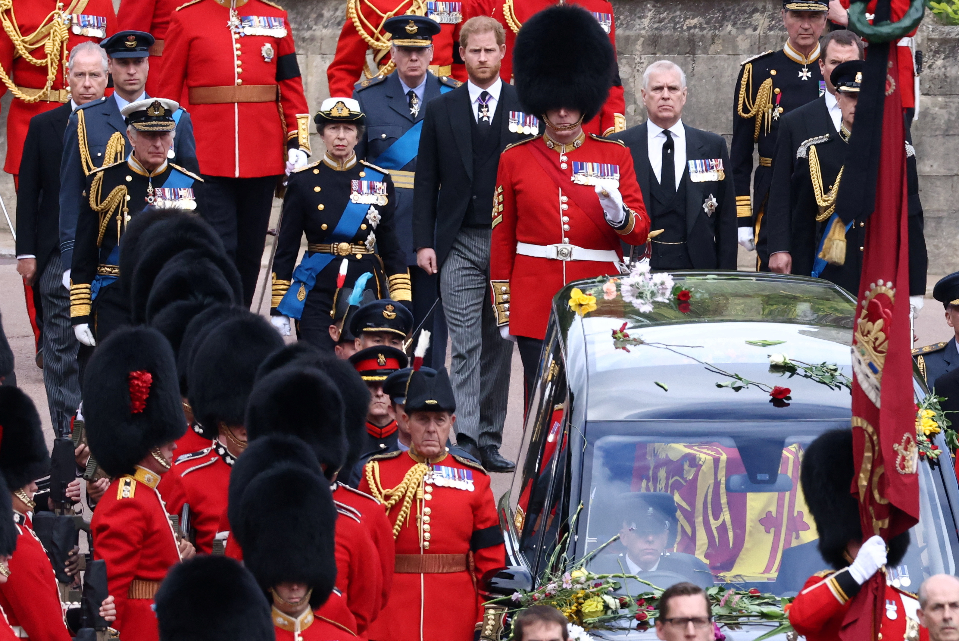 El rey Carlos de Gran Bretaña, la princesa Ana de Gran Bretaña, la princesa real, el príncipe Andrew, el duque de York, el príncipe Edward, el conde de Wessex, el príncipe Guillermo de Gran Bretaña, el príncipe de Gales y el príncipe Harry de Gran Bretaña, duque de Sussex, caminan tras el auto que lleva los restos de la reina Isabel II.