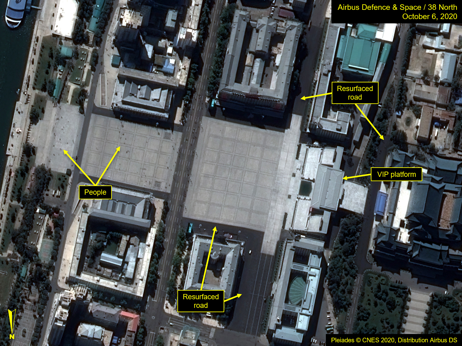 La foto satelital muestra la Plaza Kim Il Sung antes del desfile (Airbus Defence & Space/38 North/Pleiades © CNES 2020 via REUTERS)