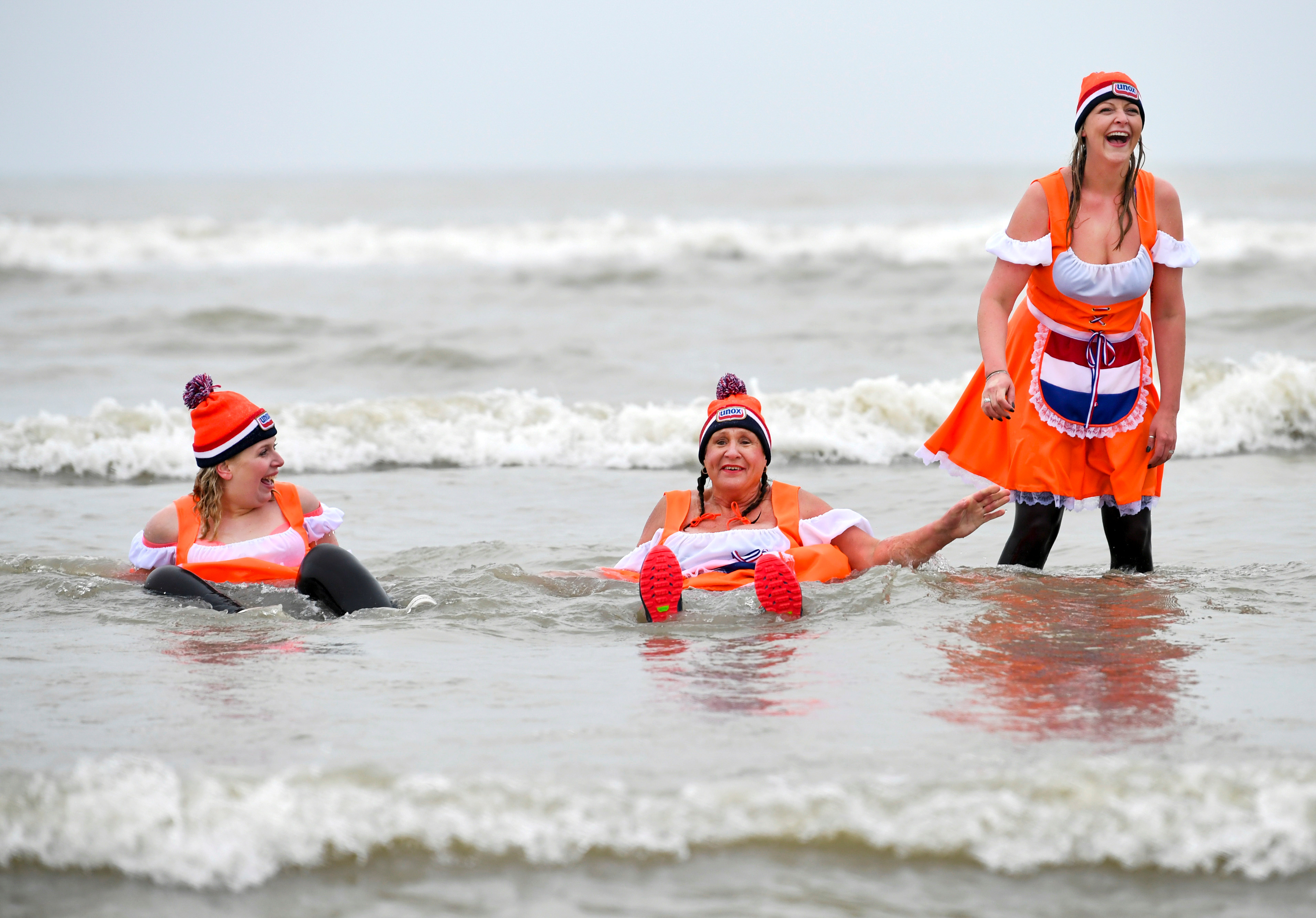 Hoy, la tradición se repite en muchas ciudades costeras a lo largo y ancho de toda Holanda (REUTERS/Piroschka van de Wouw)
