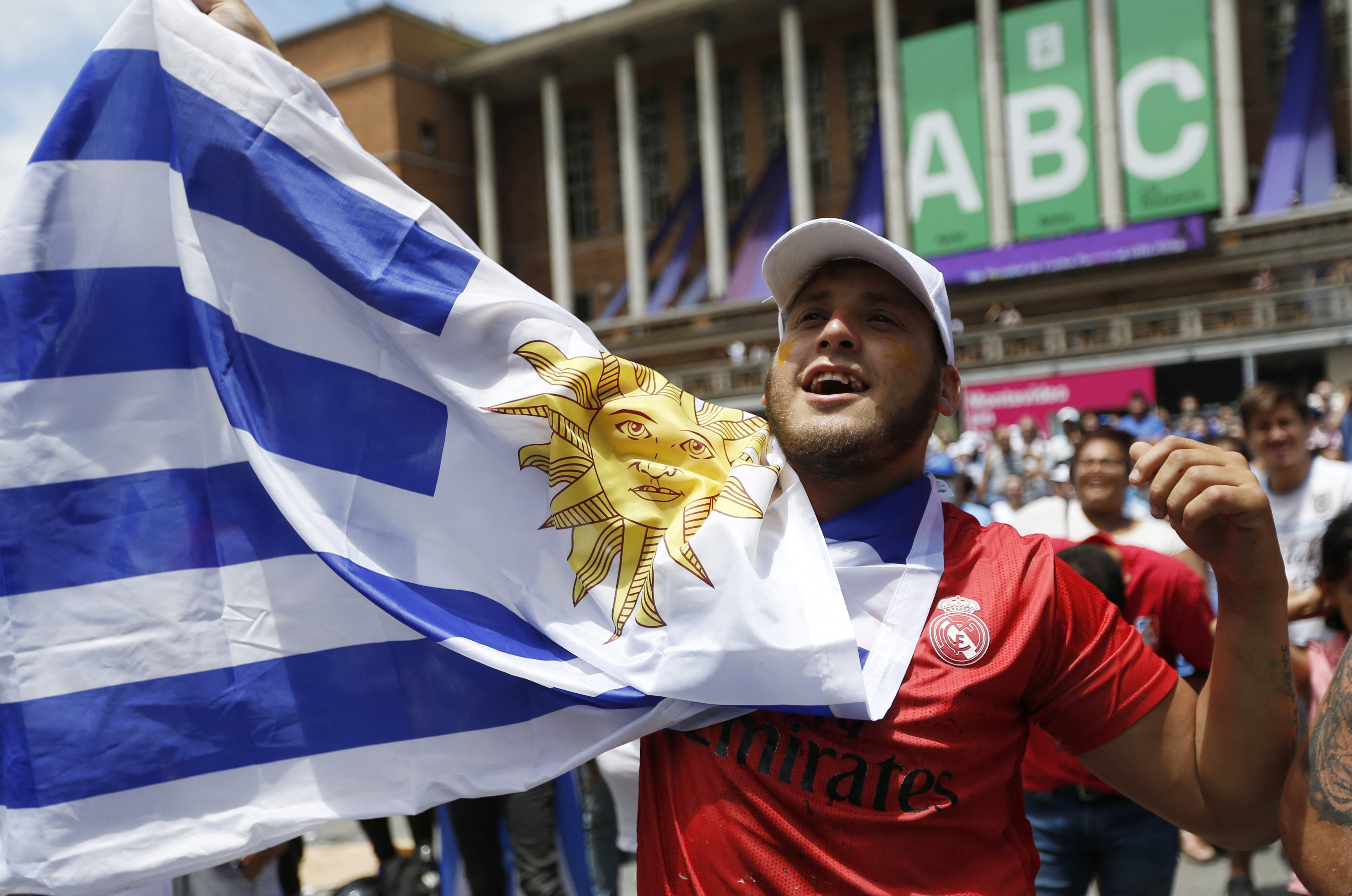 Un fanático uruguayo durante el Mundial, fotografiado en Montevideo, Uruguay (REUTERS/Andres Cuenca Olaondo)