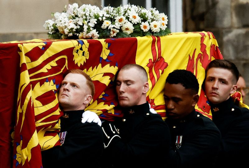 Pallbearers carry the coffin of Britain's Queen Elizabeth as the hearse arrives at the Palace of Holyroodhouse in Edinburgh, Scotland.  September 11, 2022. REUTERS/Alkis Konstantinidis/Pool