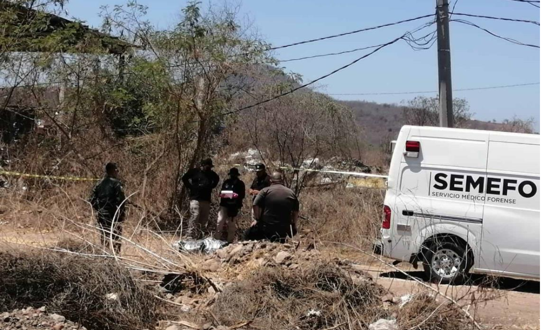 El cuerpo fue hallado en la maleza de la colonia El Ranchito (Foto: Fiscalía de Sinaloa)
