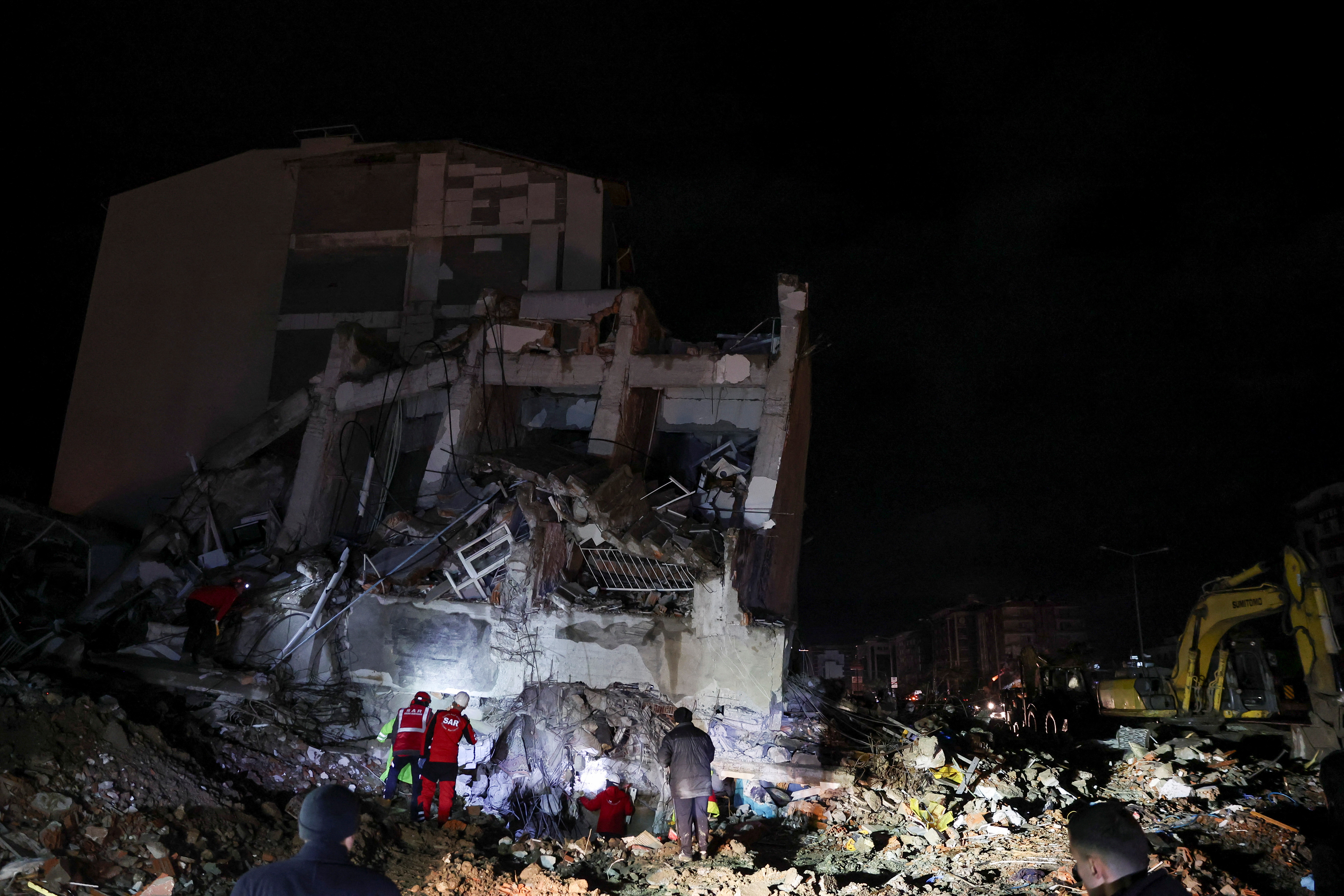 Un equipo de rescate en la ciudad turca de Iskenderun (REUTERS/Umit Bektas)