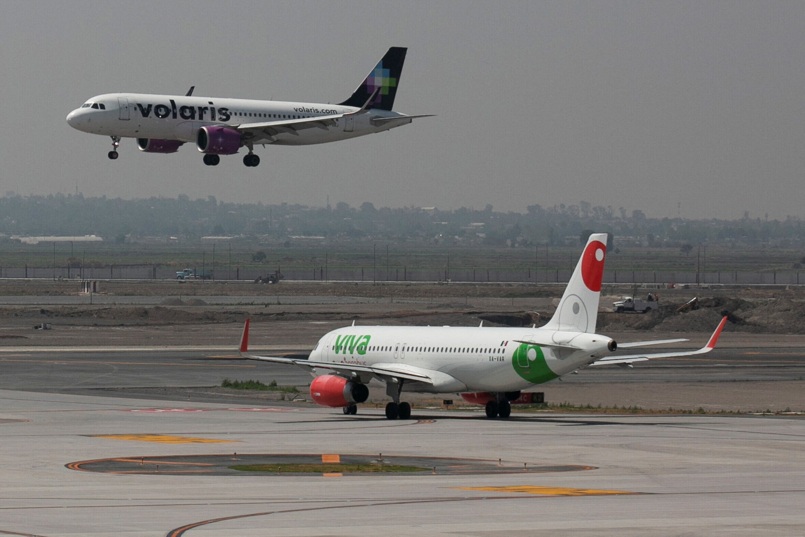 Un avión de Volaris aterriza en el nuevo AIFA (Foto: Reuters)