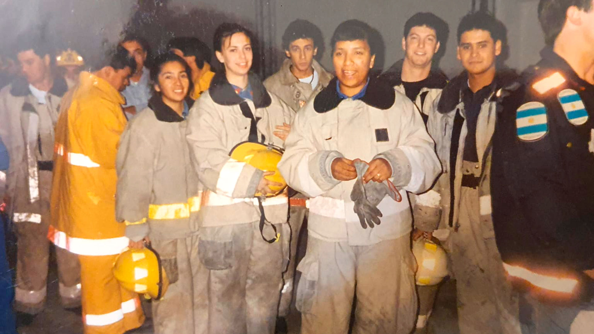 Melisa Imaz, en el centro de la foto, junto a sus compañeros Sandra Quevedo, Luis Pistili, Gladis Luna y Javier Extremador, antes del incendio del verano de 1994