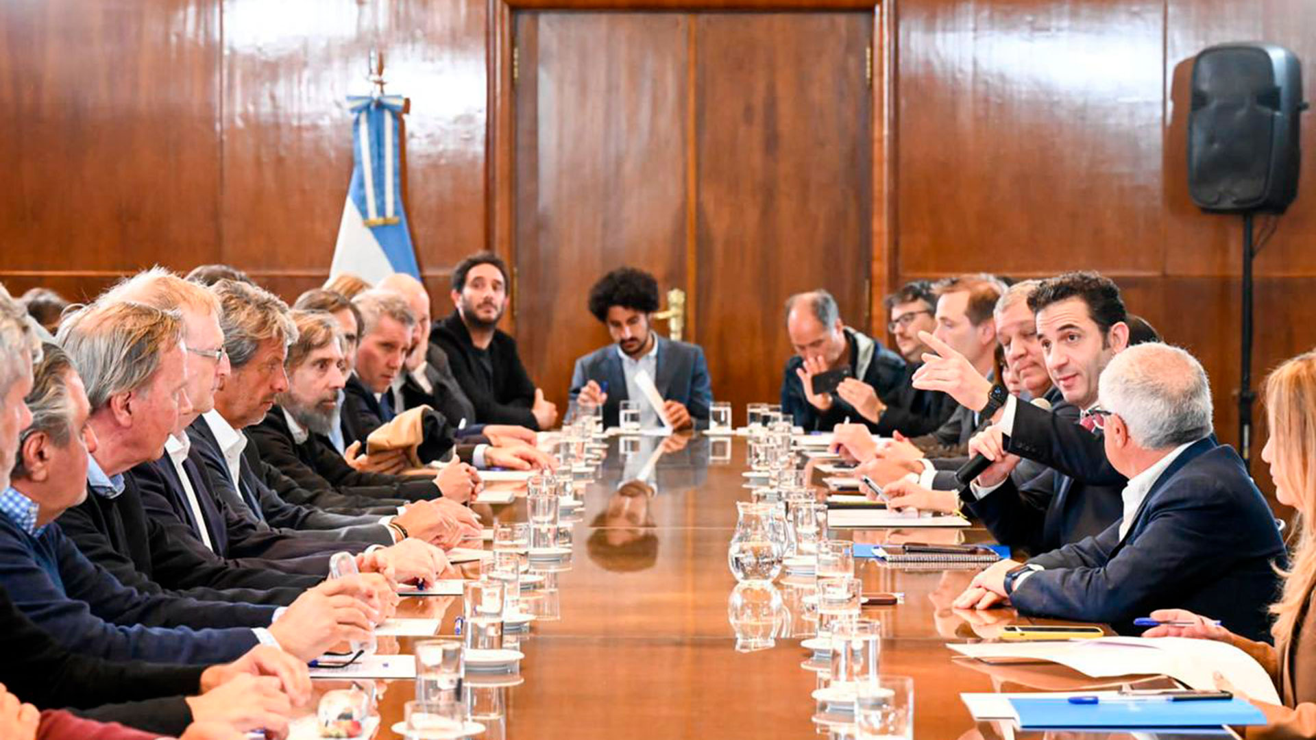 Los representantes de 60 marcas de ropa se reunieron con el secretario de Comercio, Matías Tombolini, para firmar el acuerdo de congelamiento de precios hasta diciembre