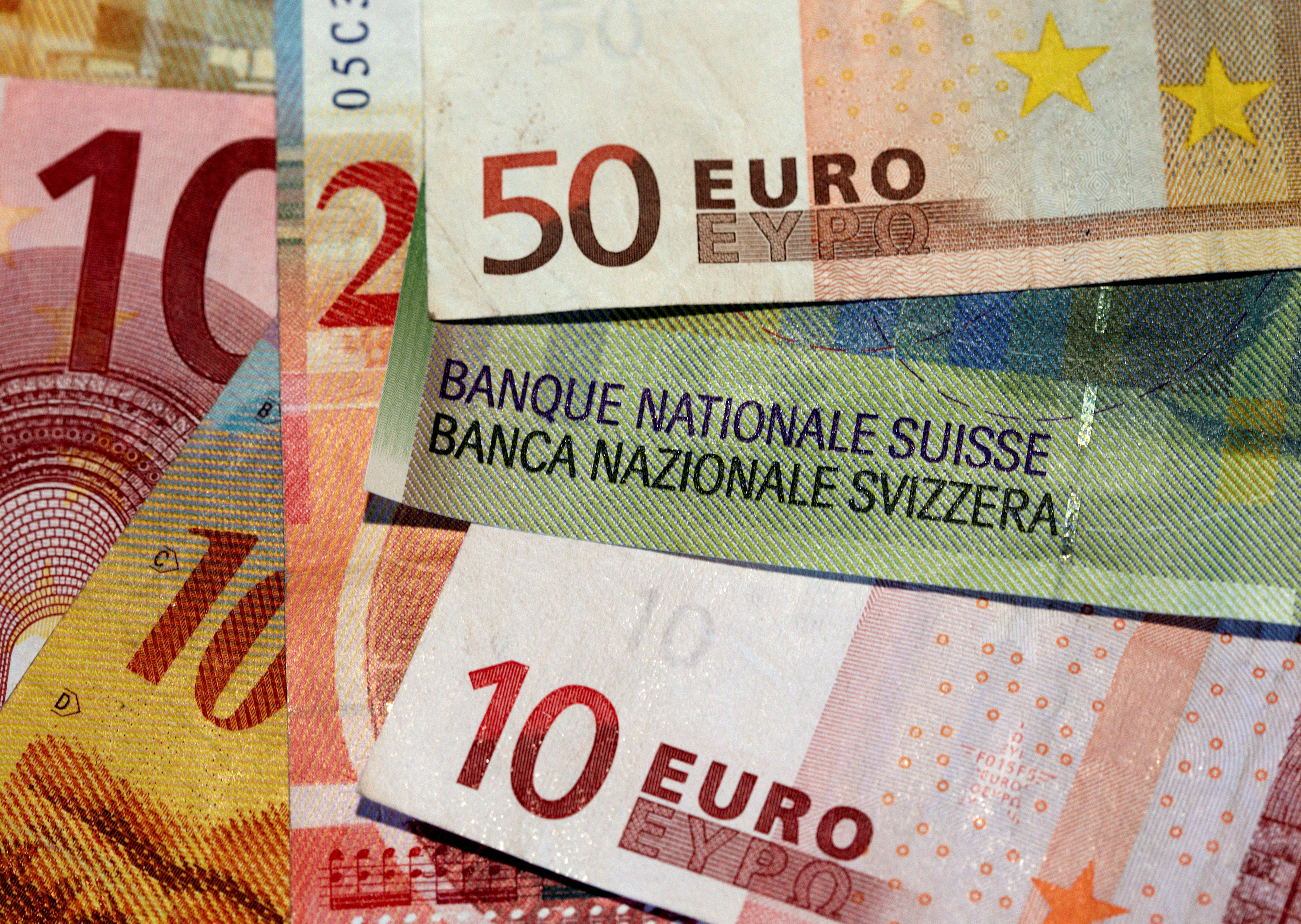 La caída del euro se dio luego de las elecciones en Italia. REUTERS/Denis Balibouse/File Photo