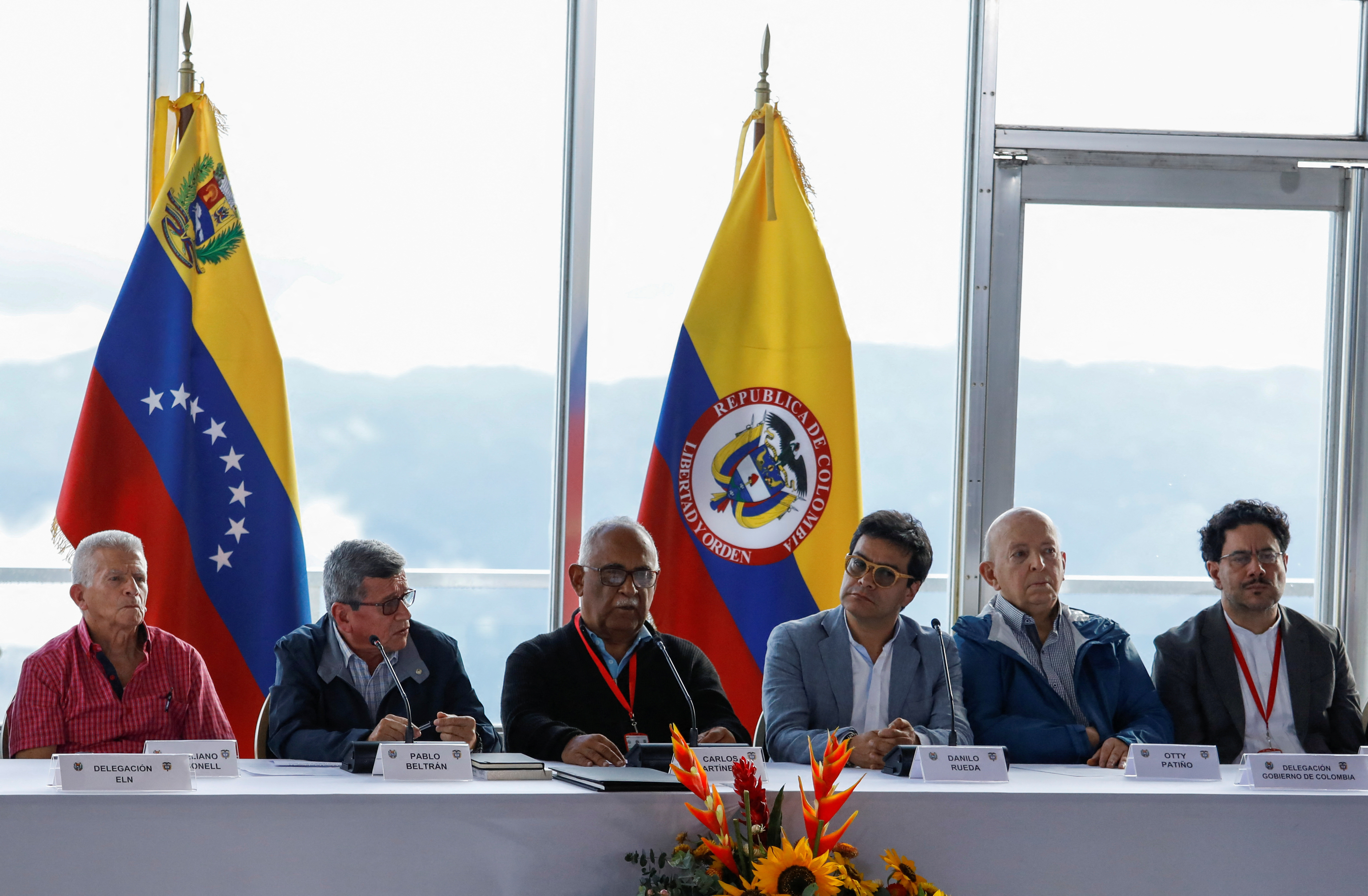 Miembros de la delegación del Ejército de Liberación Nacional (ELN) y el equipo negociador del Gobierno colombiano tras el inicio de las nuevas conversaciones de paz en Caracas, Venezuela, el 21 de noviembre de 2022 (REUTERS)