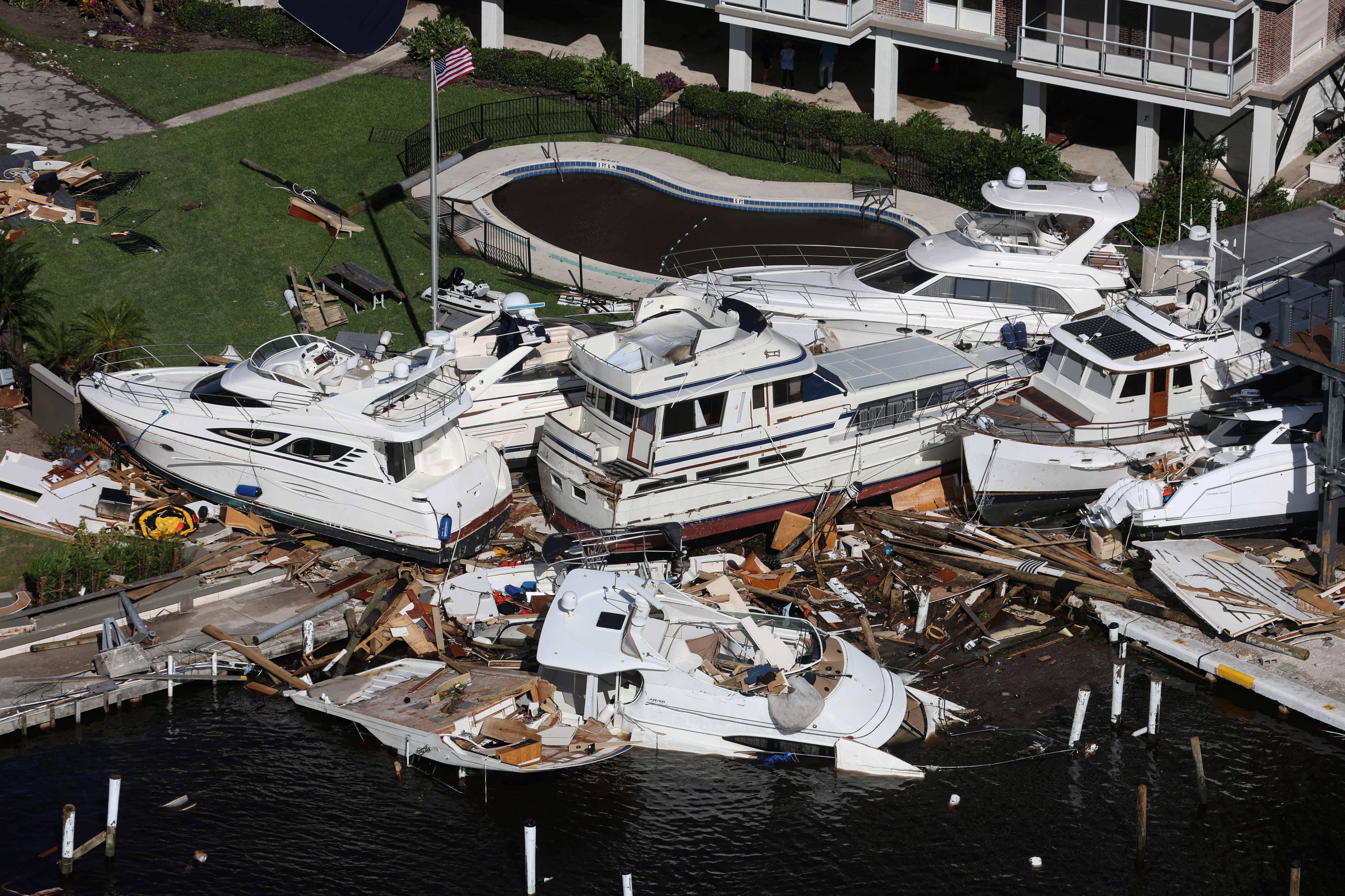 Una vista aérea de los barcos que se estrellaron en un puerto después de que el huracán Ian causara una destrucción generalizada en Fort Myers Beach, Florida