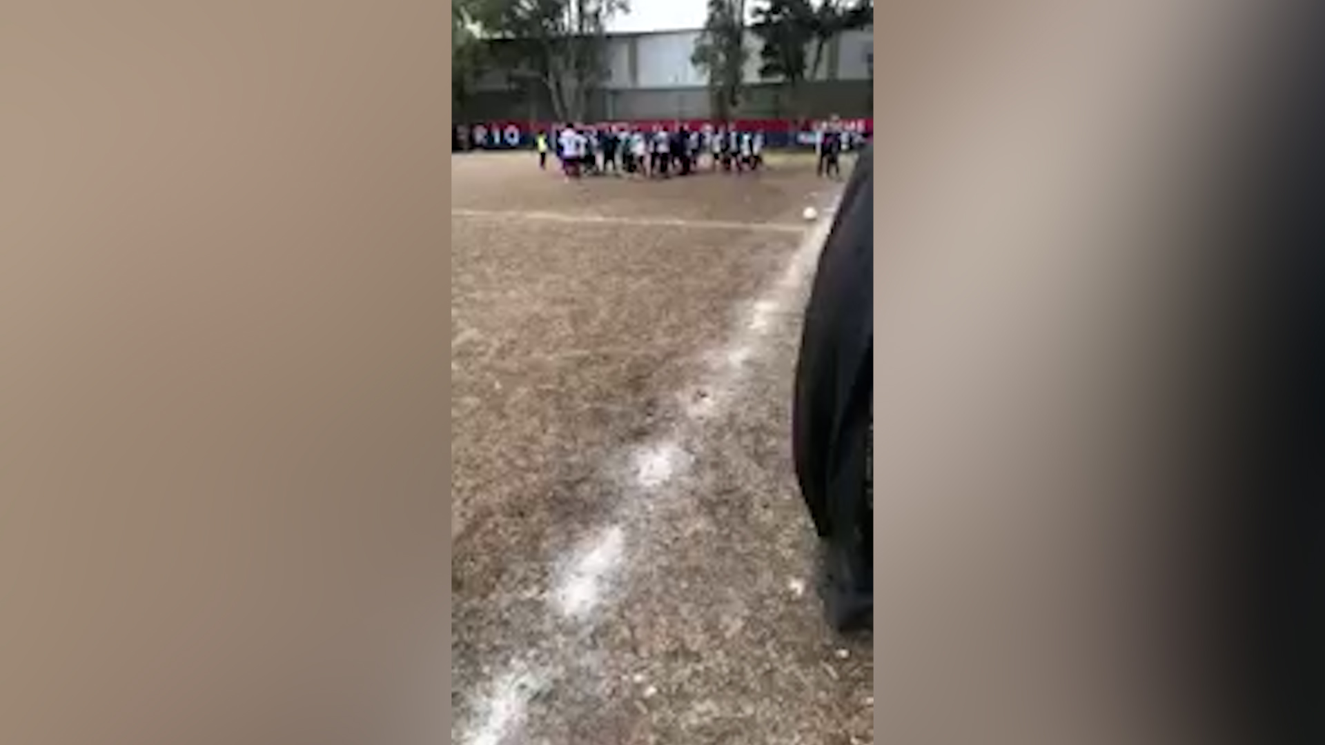 Video: una brutal batalla campal en un partido de f&uacute;tbol amateur termin&oacute; con un jugador inconsciente