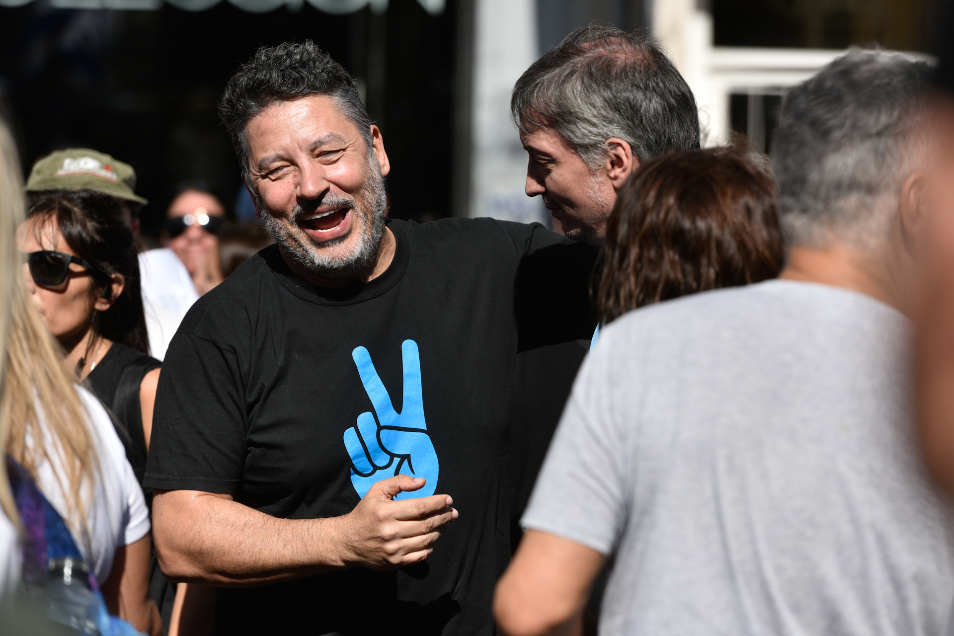 Gustavo Menéndez, intendente del partido bonaerense de Merlo en uso de licencia, se abraza con Máximo Kirchner. 