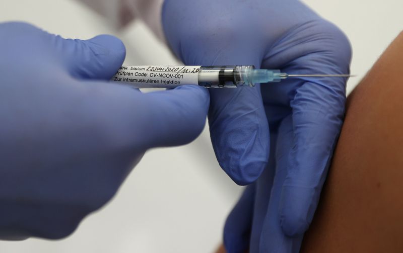 Las vacunas en Fase III están siendo probadas en miles de voluntarios en todo el mundo (Reuters)