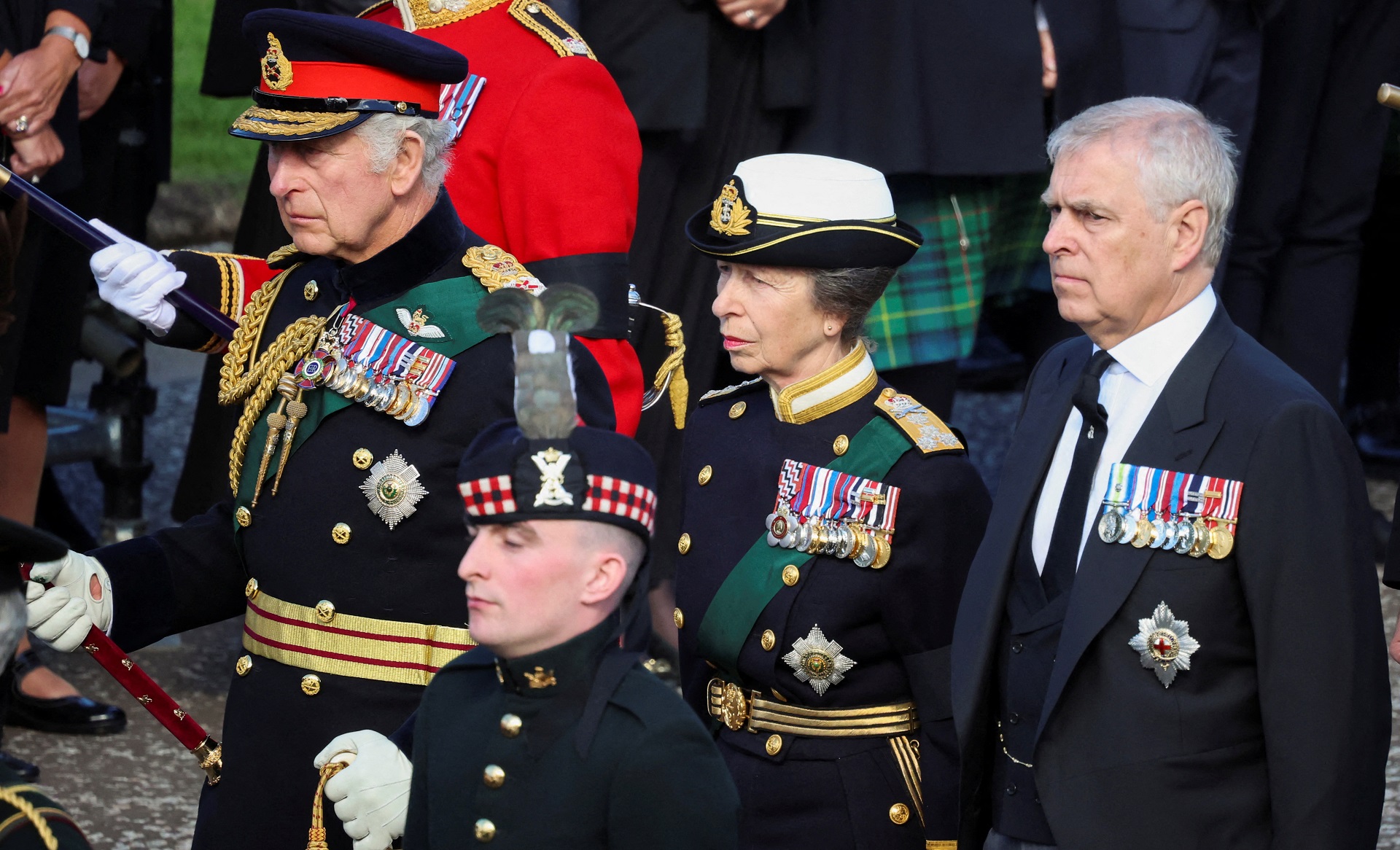 La corona hizo una excepción con la vestimenta del sancionado príncipe Andrés para el funeral de la reina Isabel II, pero no con la de Harry