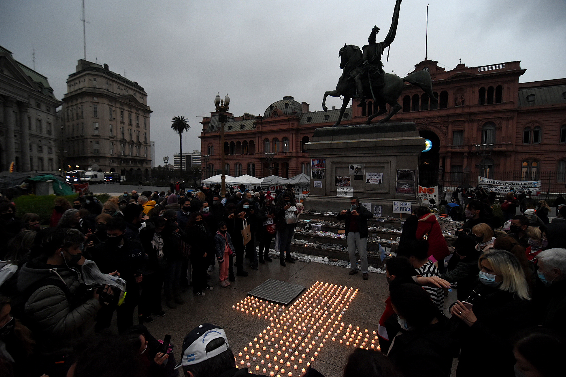 “Marcha de las piedras”: nuevos actos en Plaza de Mayo, en memoria de los muertos por el COVID-19 en Argentina