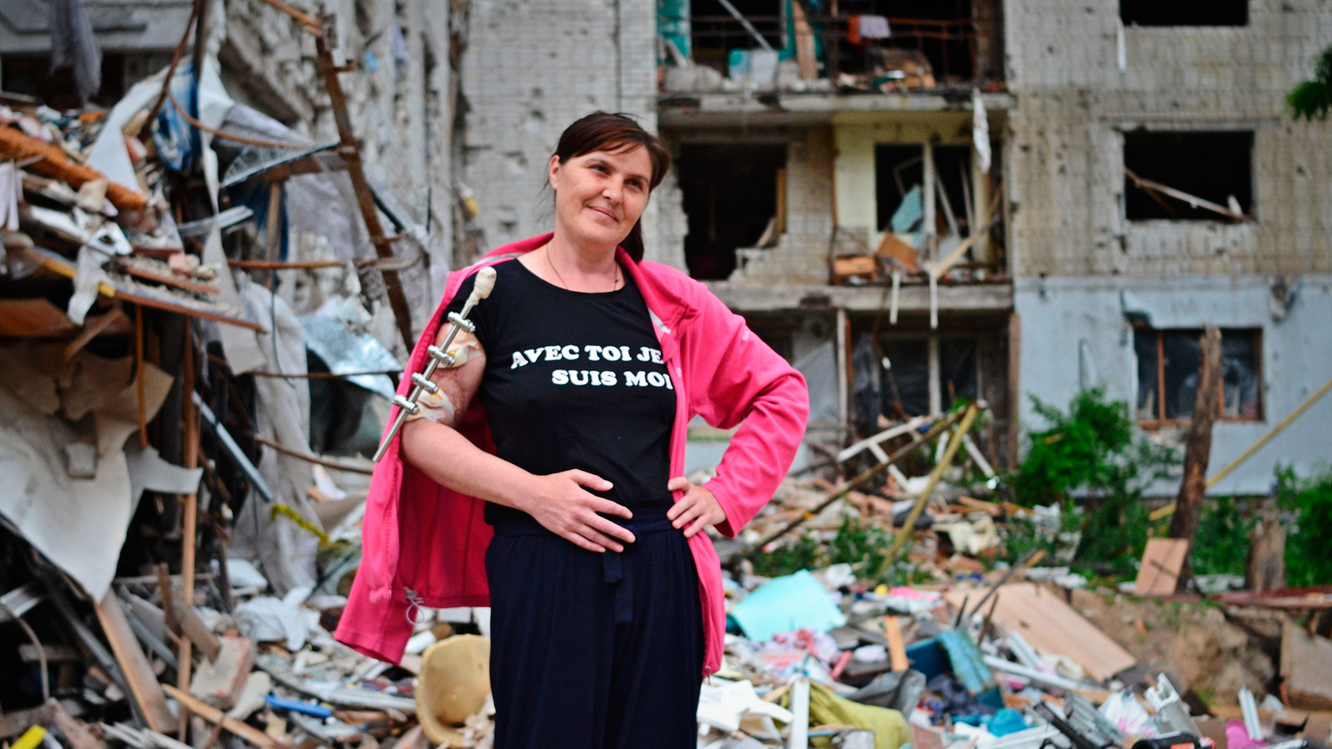 Olya Alimova, frente a los restos de su edificio