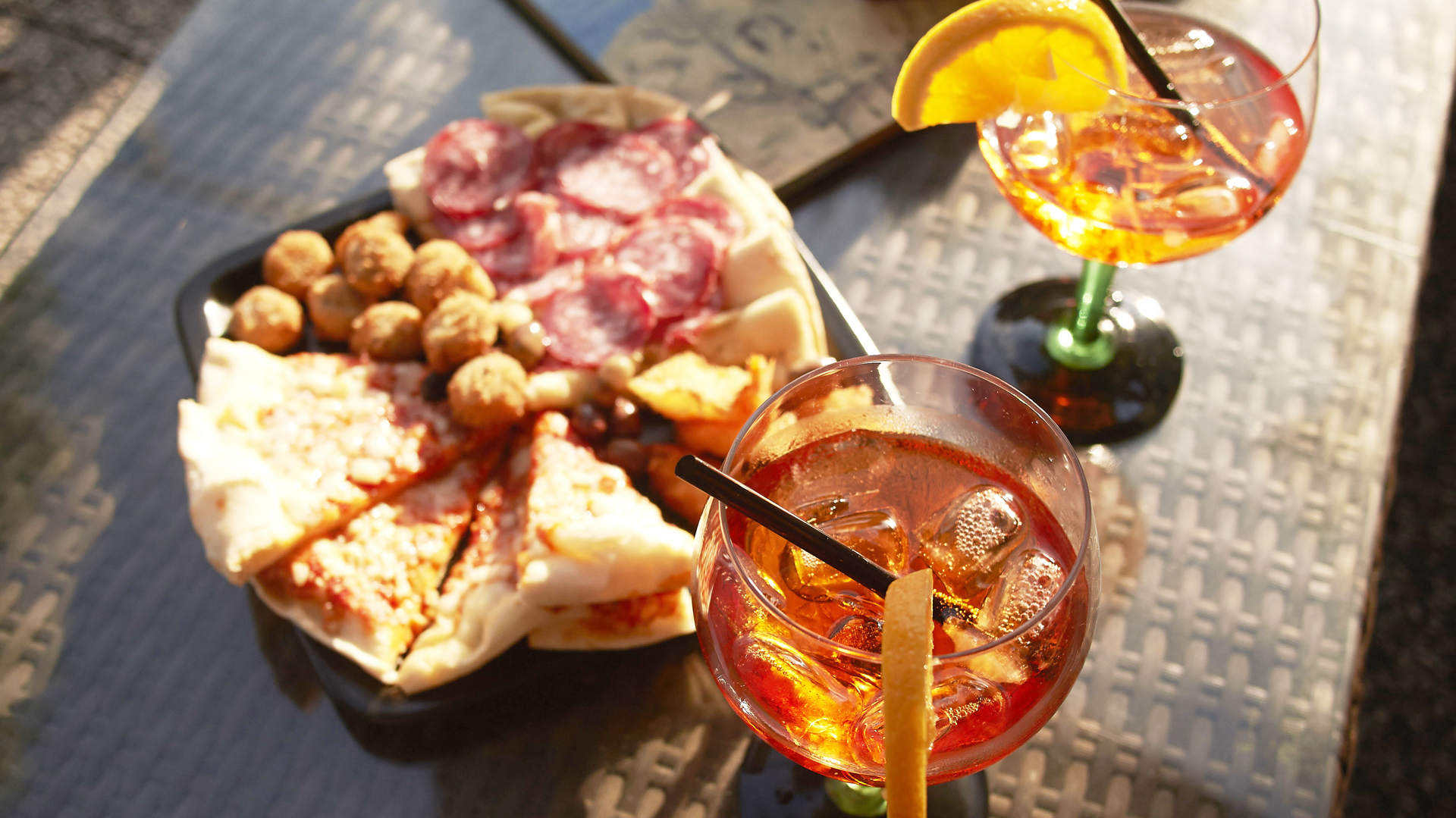 Generalmente, los aperitivos se sirve en las barras de los bares y restaurantes, antes que los comensales pasen a la mesa / (Getty)