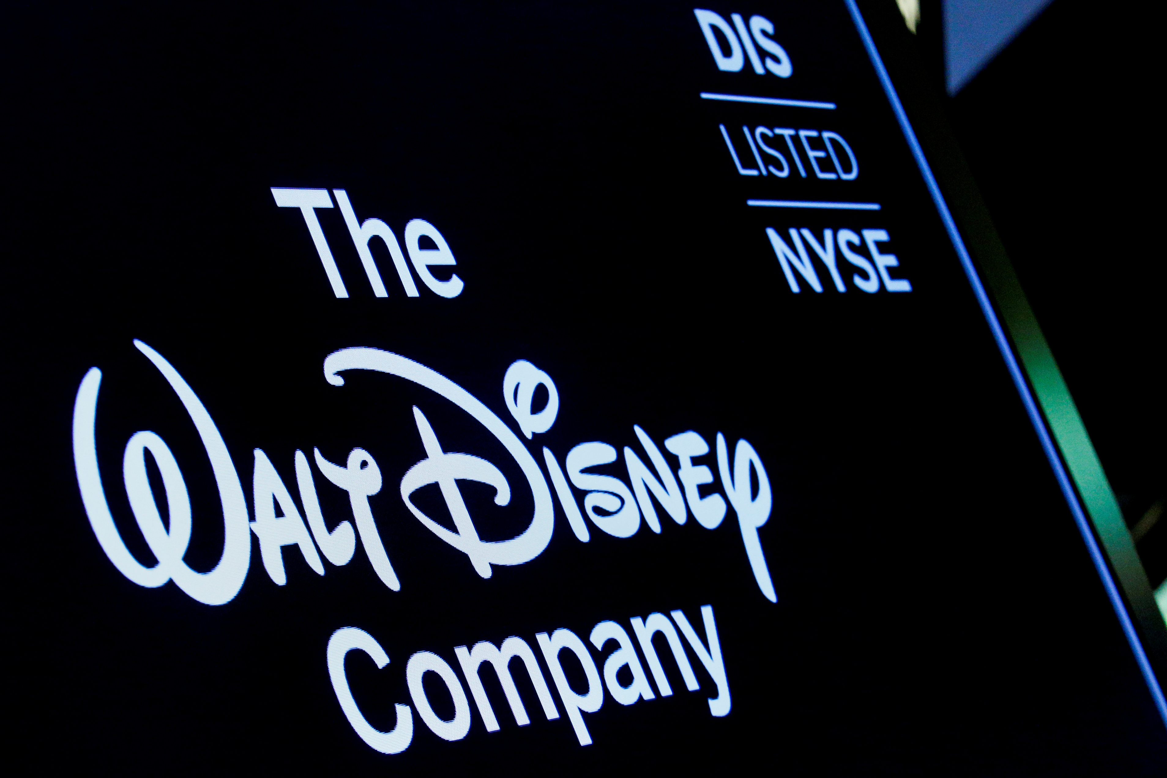 Una pantalla muestra el logo de The Walt Disney Company en la sala principal del mercado de valores de Nueva York (Foto: Reuters)