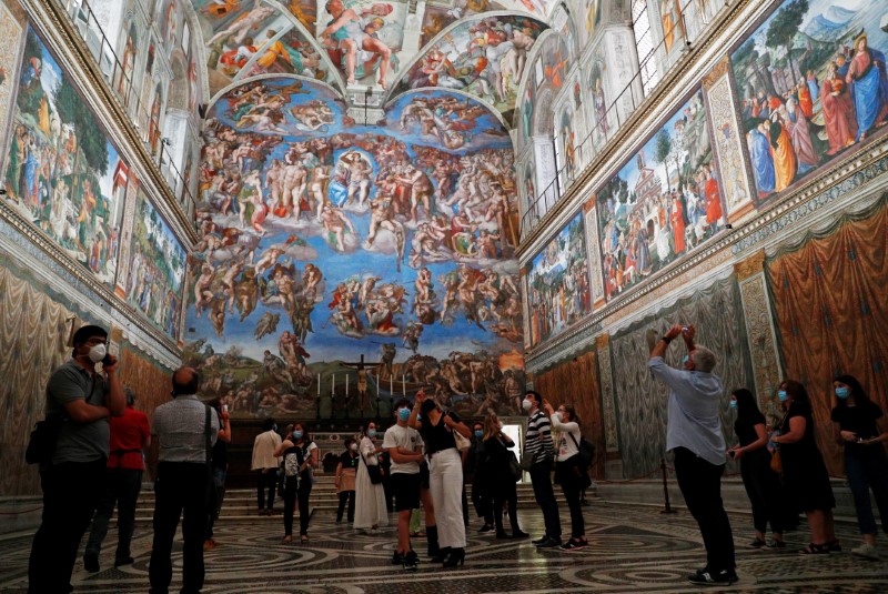 Foto del lunes de un grupo de personas en la Capilla Sixtina en medio de la pandemia de coronavirus. Jun 1, 2020. REUTERS/Guglielmo Mangiapane