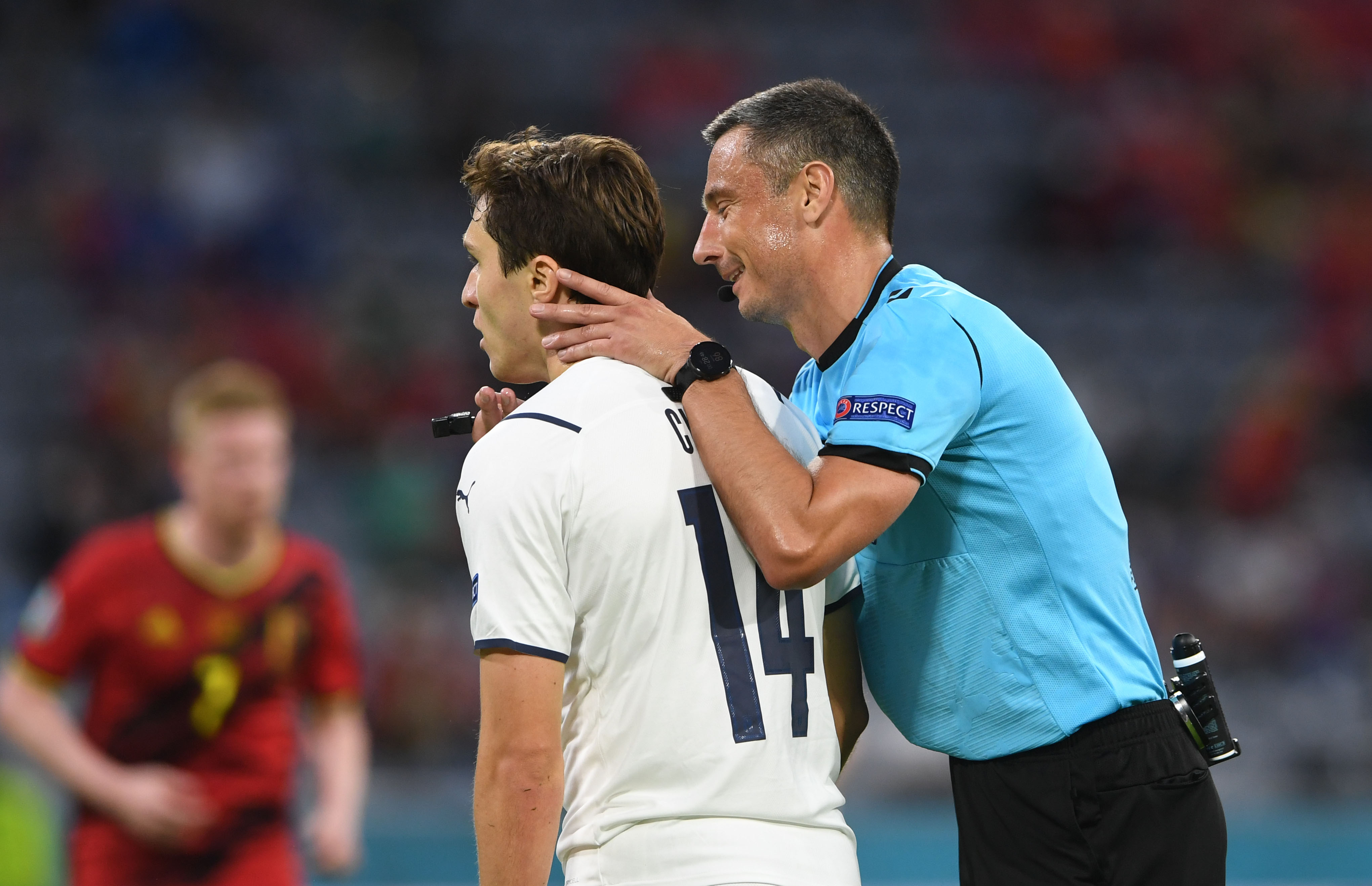  Slavko Vincic toma de la cabeza a Federico Chiesa en el partido de los cuartos de final de la última Eurocopa (REUTERS/Christof Stache)