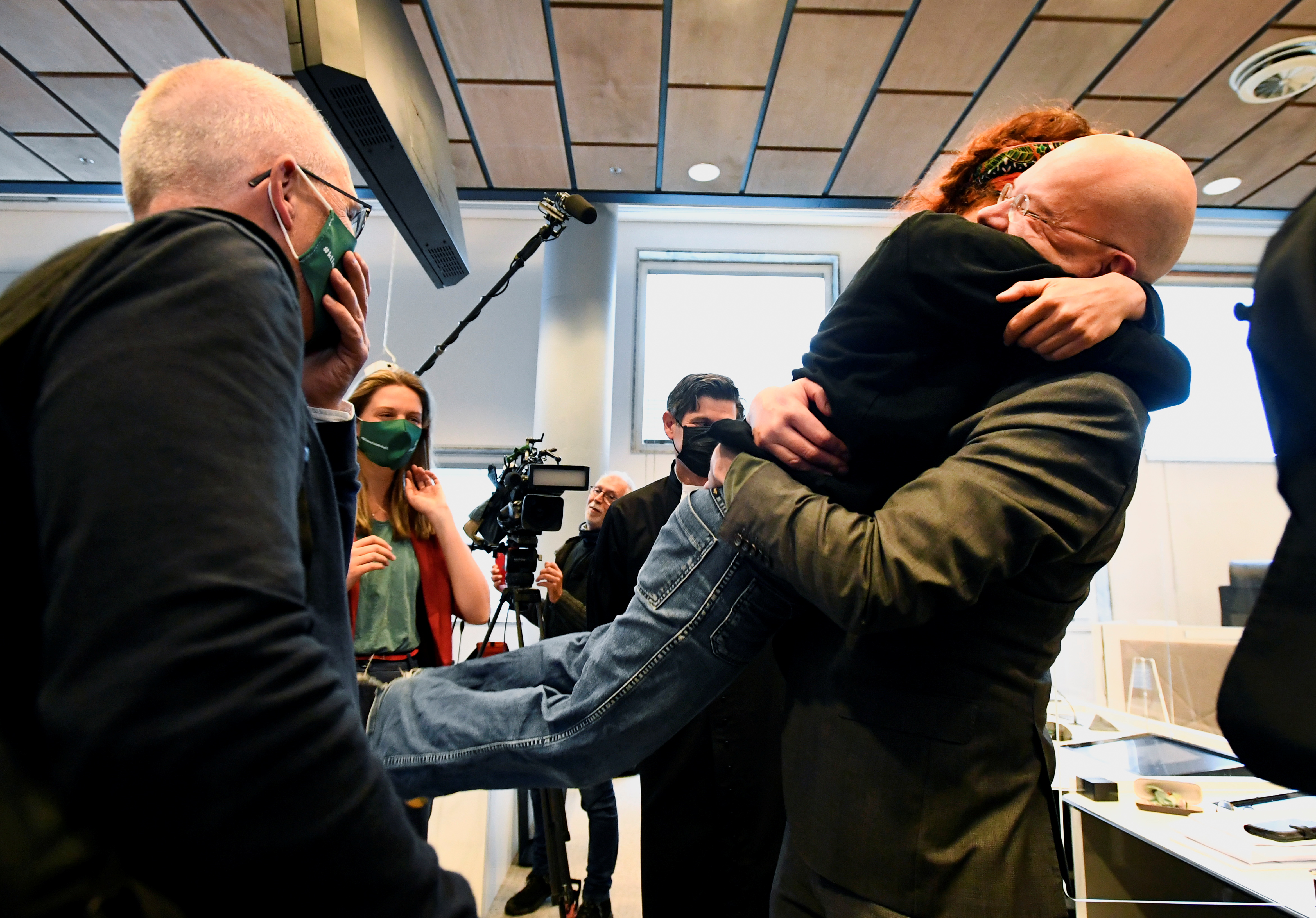 Donald Pols, director de Milieudefensie, abraza a Hilde Brontsema tras escuchar el fallo contra Shell (REUTERS/Piroschka van de Wouw)