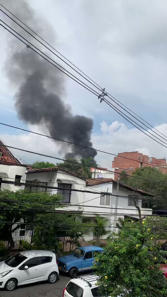 Accidente aéreo: un avión cayó sobre un barrio en Medellín