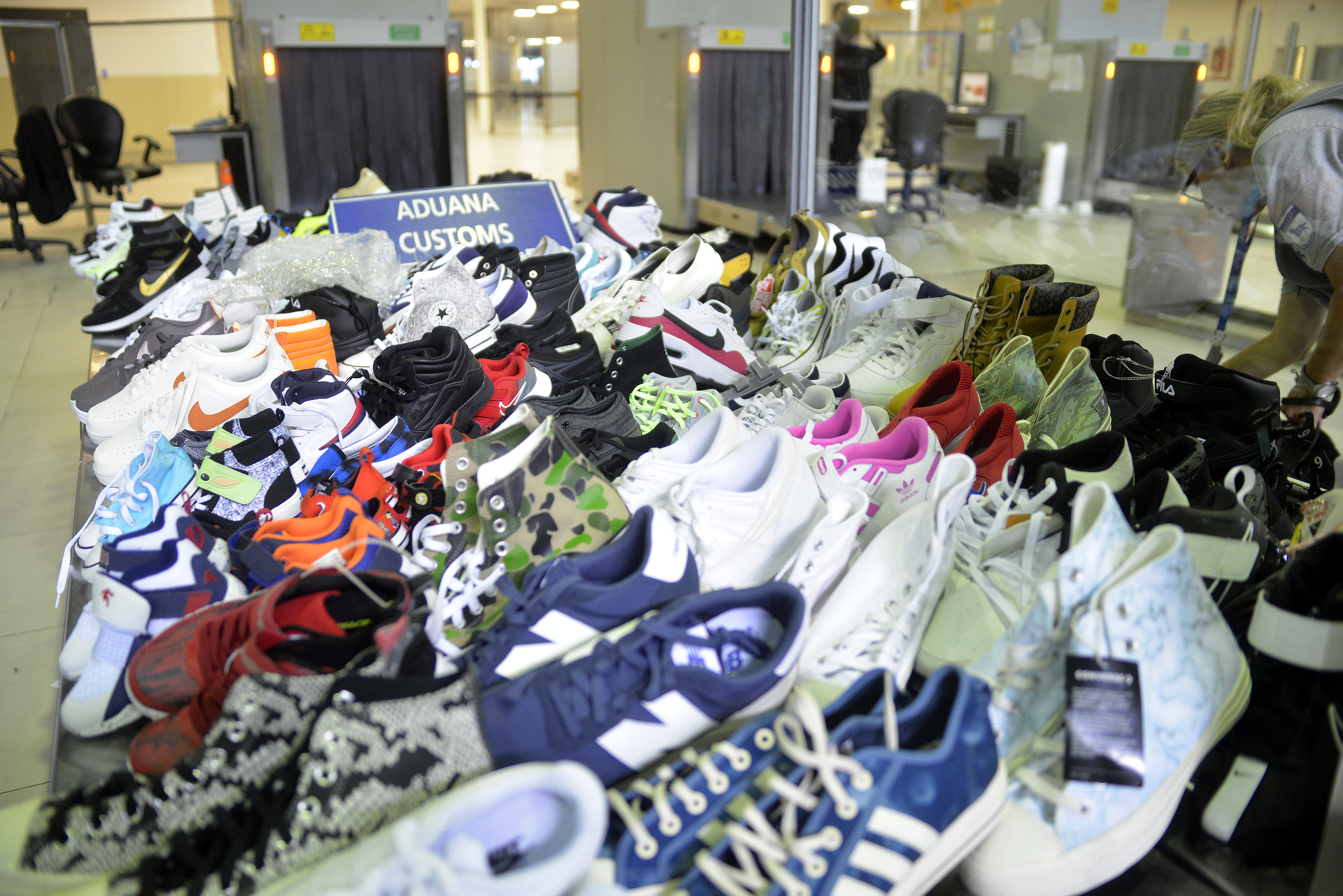 Un hombre quiso ingresar al país con 100 pares de zapatillas en su equipaje