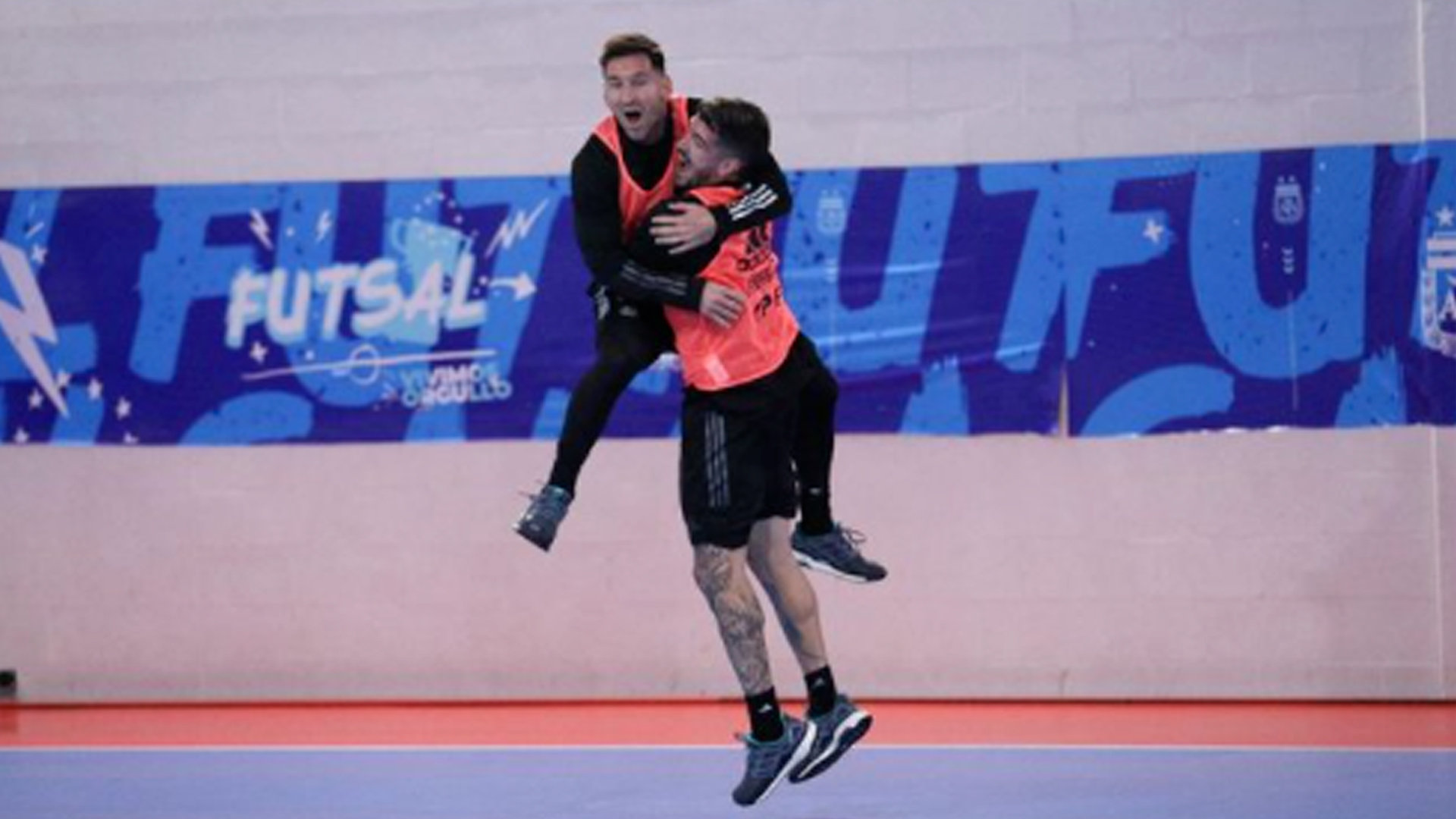 Abrazo de gol: Leo y De Paul se unen en el festejo. Esta imagen la publicó Messi como histories en su cuenta de Instagram